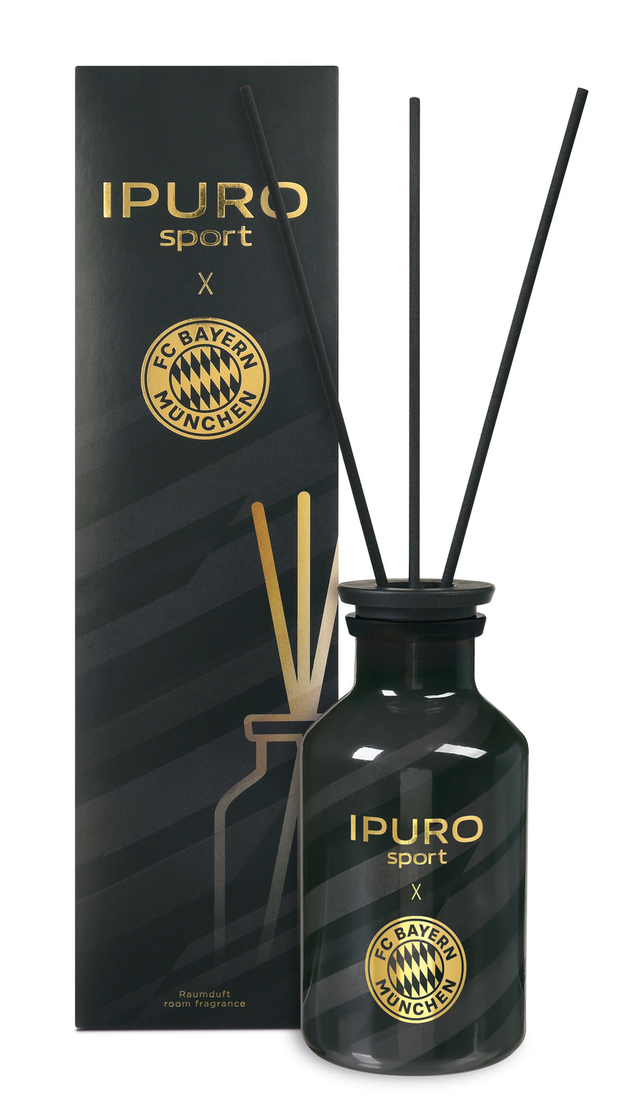 Der ipuro sport x FC Bayern München Raumduft 500ml von ipuro mit drei schwarzen Stäbchen präsentiert sich in einer schwarz-gold gestreiften Verpackung mit dem Logo des FC Bayern München.