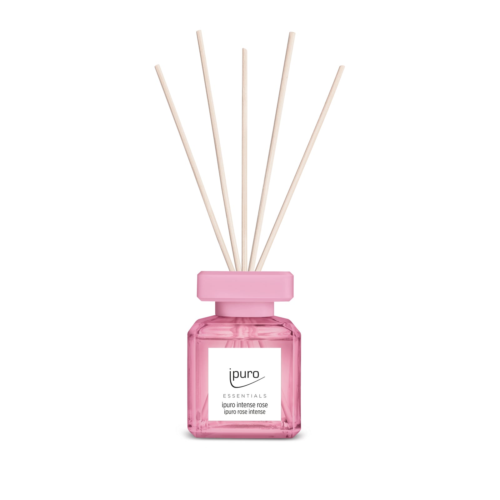 Der ESSENTIALS ipuro intense rose von ipuro ist ein quadratischer, rosafarbener Glasdiffusor mit passender Kappe und sechs hellen Holzstäbchen, die einen intensiven Rosenduft mit dezenten Sandelholznoten verströmen.