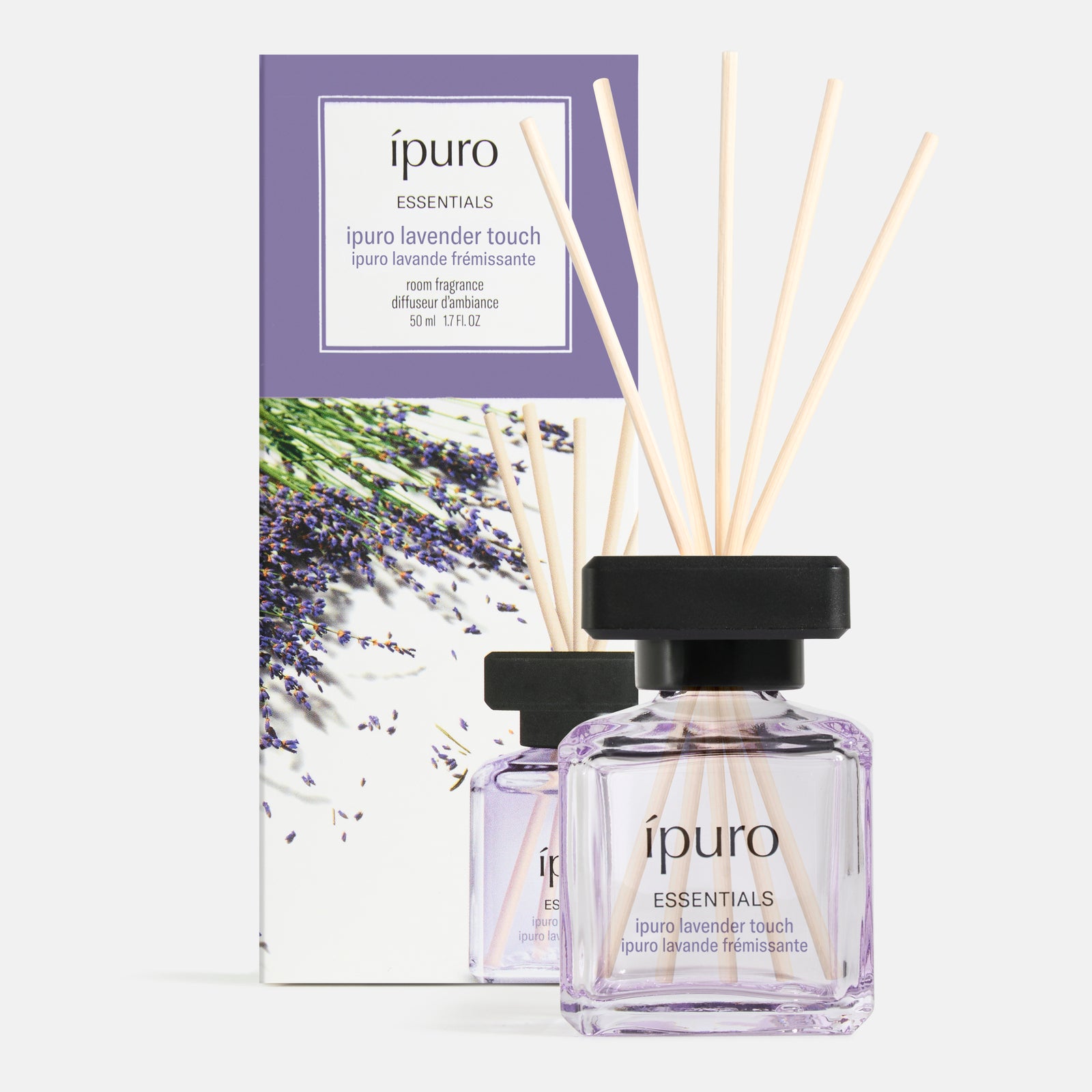Ein Glasflakon von ipuro Raumduft lavender touch mit leichtem Holzschilf steht vor seiner Schachtel, auf der Lavendelblüten und Produktangaben zu sehen sind.