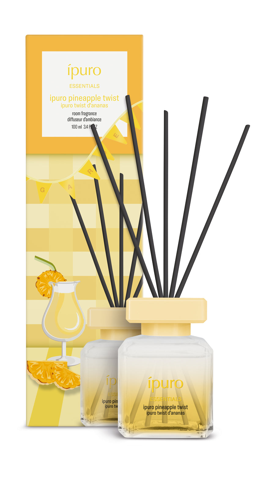 Der Diffusor ESSENTIALS ipuro pineapple twist von ipuro mit gelber Flüssigkeit und schwarzem Schilfrohr sitzt vor seiner mit Ananas- und Cocktailkunst verzierten Box und bringt einen tropischen Duft in Ihren Raum.