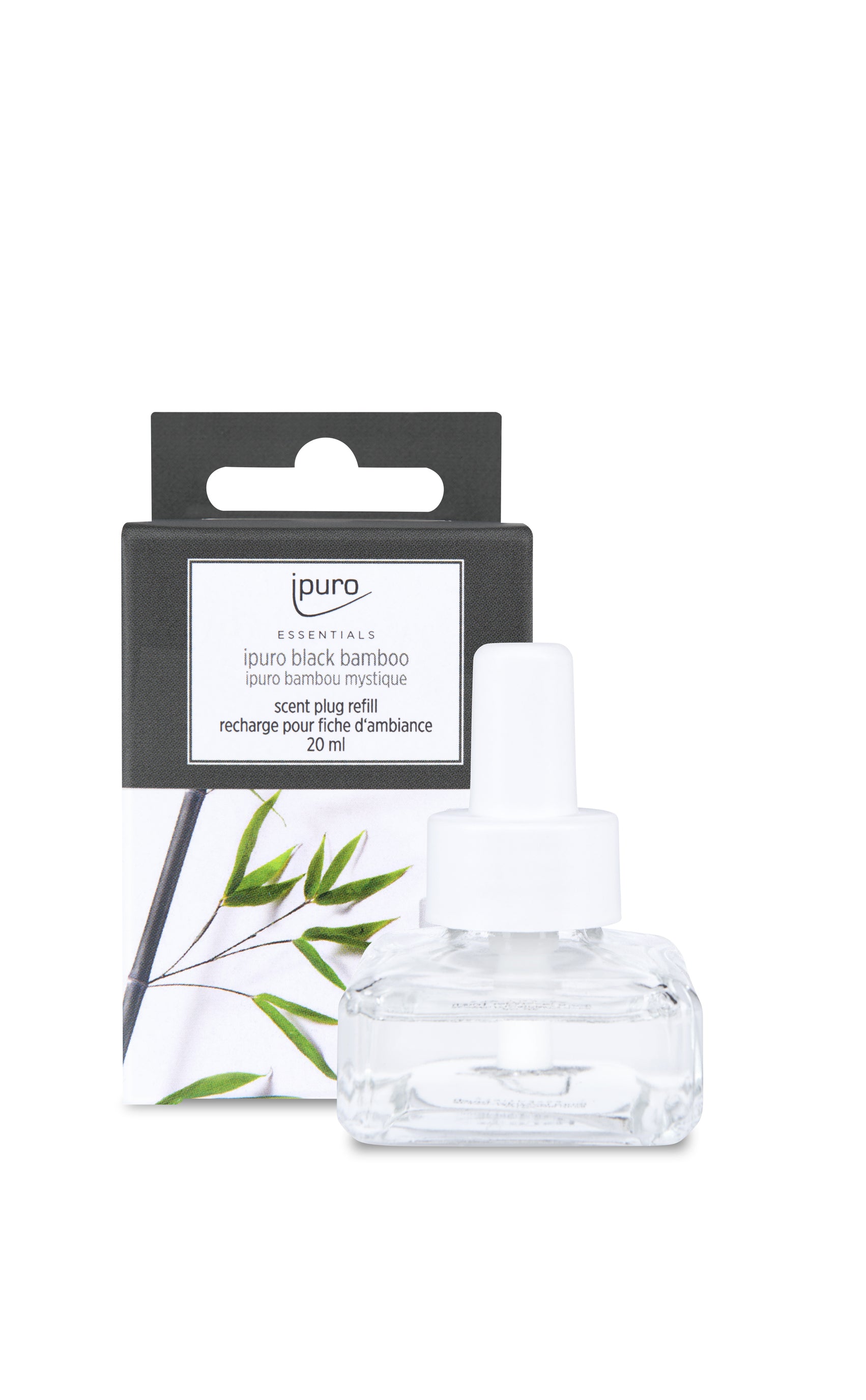 Ein glasklarer ESSENTIALS ipuro black bamboo Scent Plug Refill von ipuro mit weißer Verschlusskappe steht vor seiner Verpackung mit Bambusblättern, die einen frischen Kräuterduft mit Jasmin- und Zitronennoten verströmen.