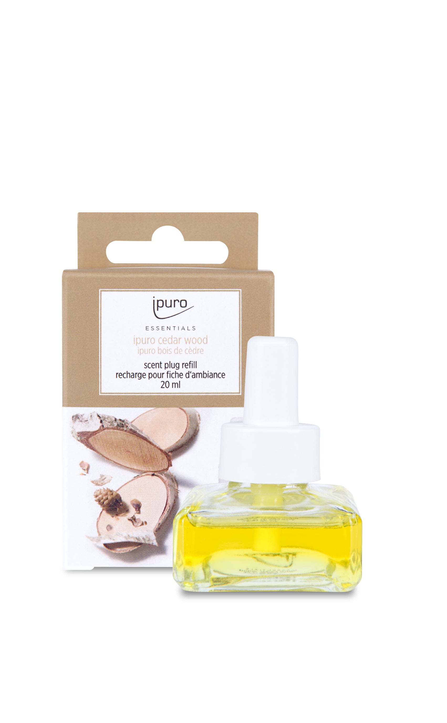 Ein 20-ml-Fläschchen mit gelber Flüssigkeit und weißer Verschlusskappe steht vor einer braun-weißen Schachtel mit der Aufschrift "ipuro ESSENTIALS cedar wood Scent Plug Refill" von ipuro, auf der Bilder von Zedernholz abgebildet sind und die den holzigen Duft betont.