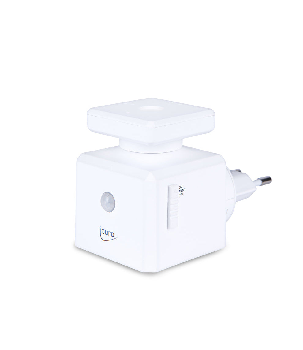 Der ESSENTIALS ipuro scent plug-in ist ein weißer Lufterfrischer mit einem quadratischen Deckel, einem kleinen runden Bewegungssensor, einem Schiebeschalter (automatisch/aus/ein) und dem ipuro-Logo auf der Vorderseite - perfekt für ein duftendes Zuhause.
