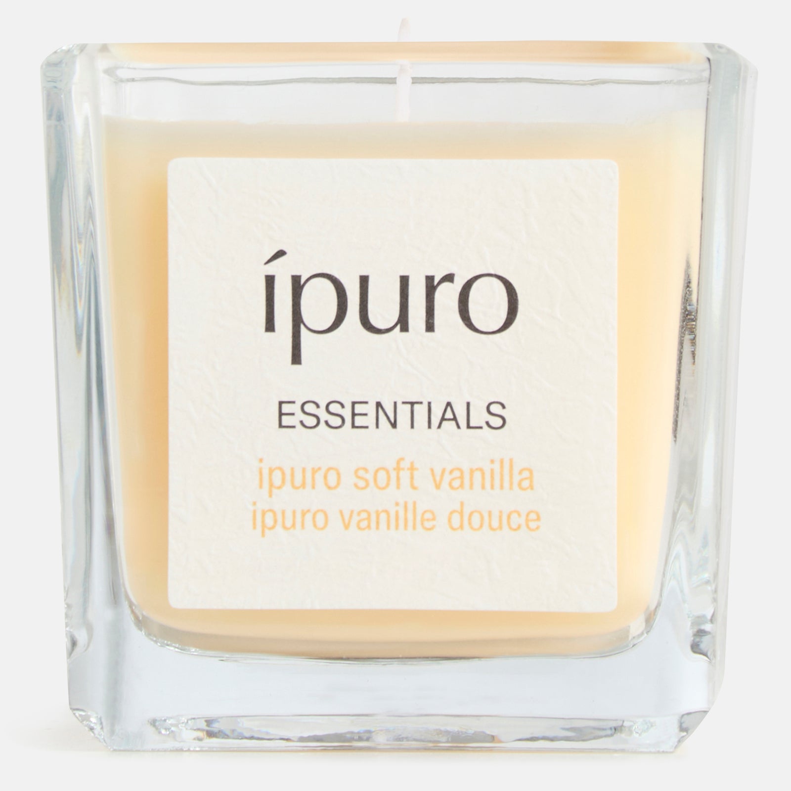 Die ipuro Duftkerze soft vanilla ist eine quadratische Glaskerze mit cremig-weißem Wachs, die mit feinen Vanillenoten und einem Hauch von Sandelholz für ein warmes, einladendes Ambiente sorgt.