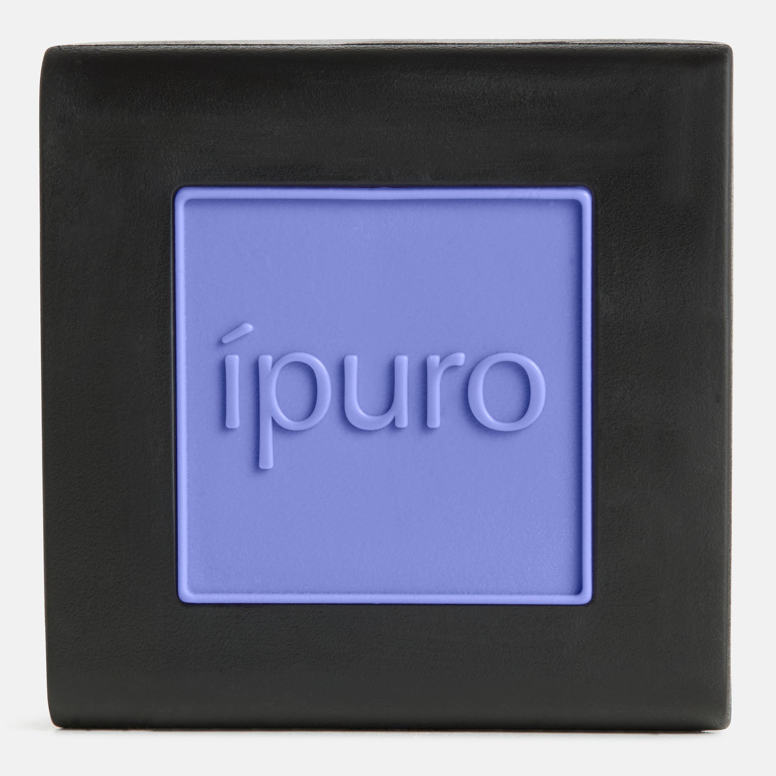Ein schwarzes Quadrat mit einem erhabenen lilafarbenen Zentrum, in das der Schriftzug ipuro" eingeprägt ist - die Autoduft ipuro sunny beachtime von ipuro bringt Sonne, Sommer und Strand-Vibes in jeden Raum.