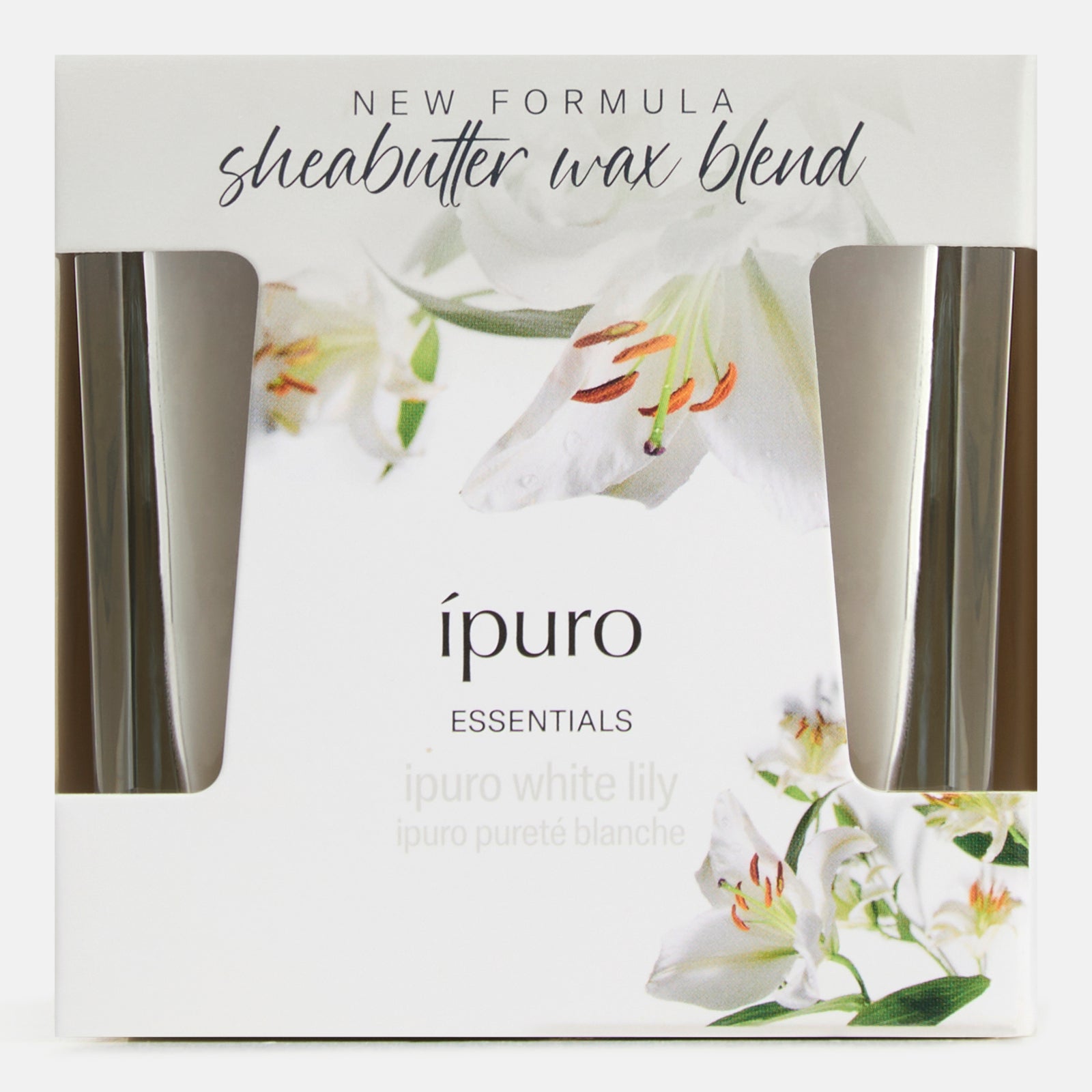Die ipuro Duftkerze White Lily von ipuro bietet einen zarten, blumigen Duft und wird mit zwei silbernen Haltern in einer eleganten Verpackung mit floralem Design geliefert.
