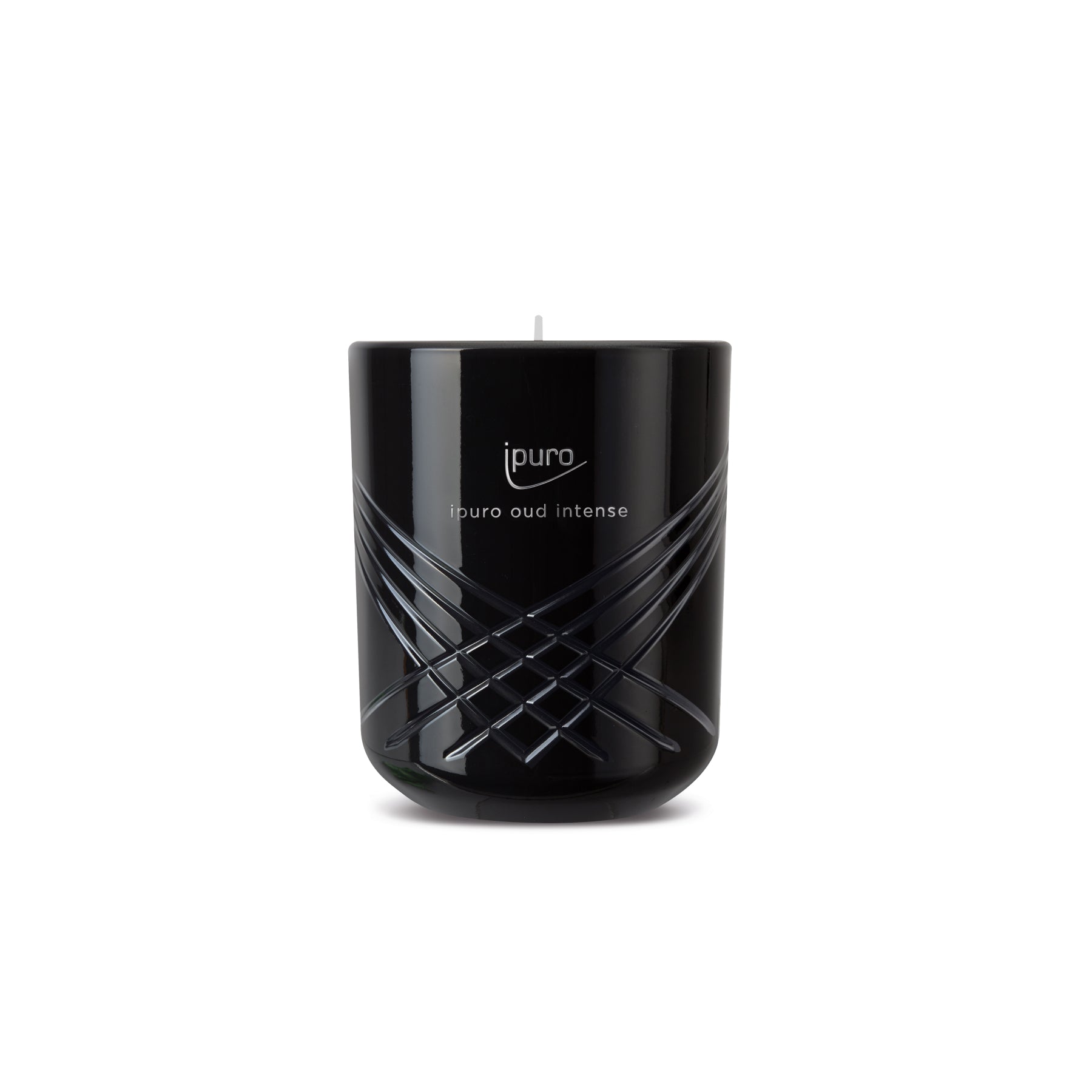 Die EXCLUSIVE ipuro oud intense Duftkerze von ipuro ist eine schwarze, dekorative Kerze mit geometrischem Muster und dem Schriftzug "ipuro oud intense" auf der Vorderseite, die reichhaltige Oud-Noten vor einem weißen Hintergrund zeigt.