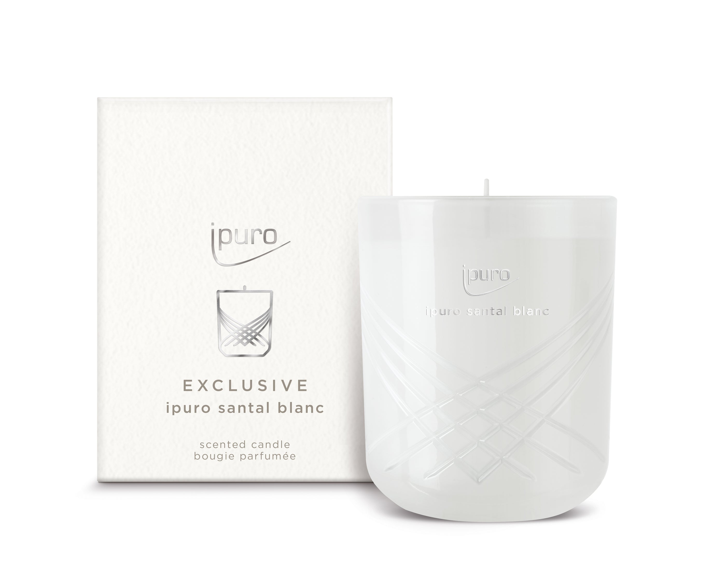 Die ipuro EXCLUSIVE santal blanc Duftkerze ist eine weiße Glaskerze mit einem dezenten geometrischen Muster, die in einer passenden Schachtel präsentiert wird und Noten von Sandelholz und weißer Orchidee enthält.