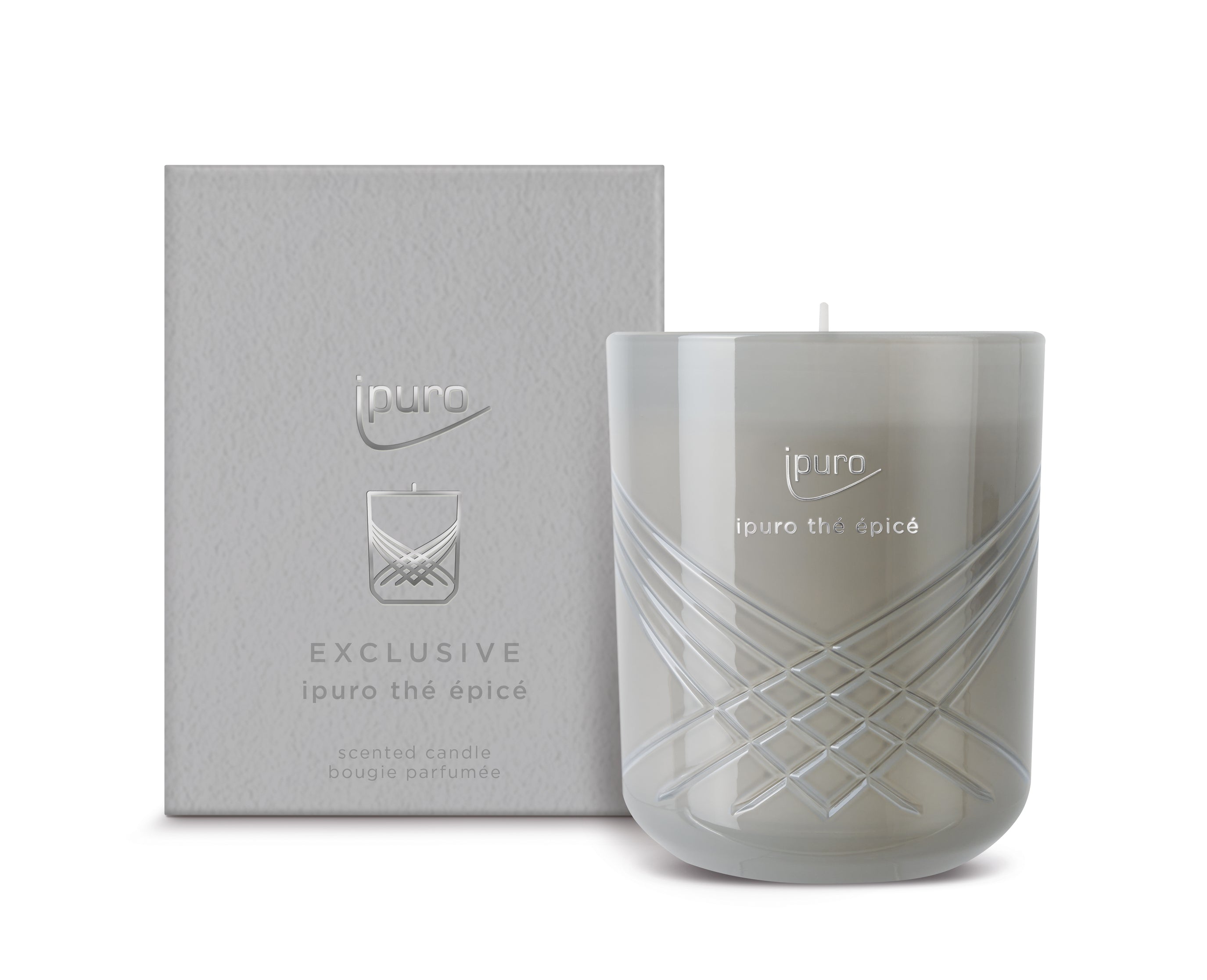 Die EXCLUSIVE ipuro thé epicé Duftkerze von ipuro besticht durch ihr graues Glasdesign mit geometrischem Muster, die passende Dose und die eleganten Noten von Matcha-Tee und Jasmin für einen minimalistischen Touch.