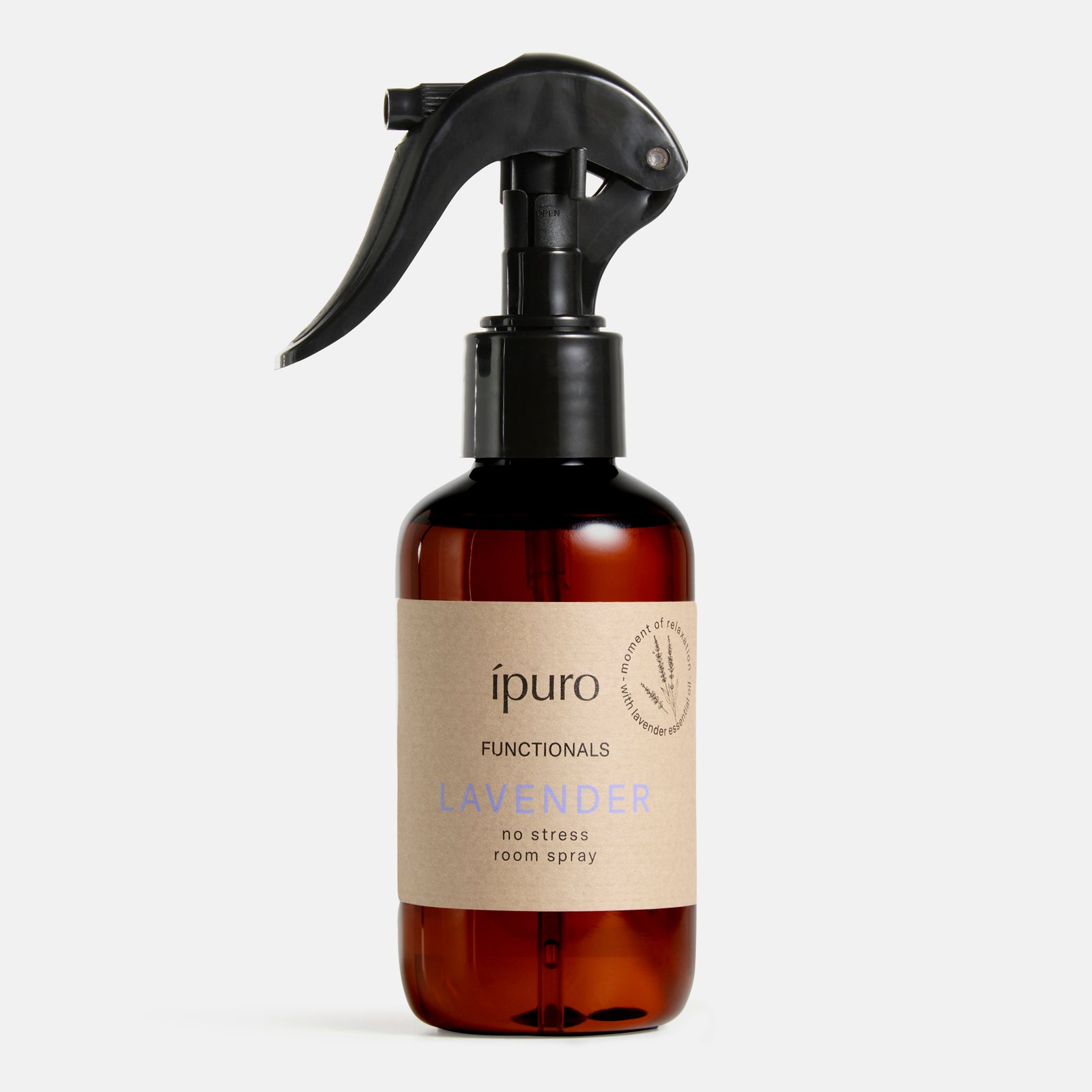 Ein 150ml FUNCTIONALS ipuro lavender Raumspray von ipuro in einer braunen Flasche mit schwarzer Auslösetülle und der Aufschrift "no stress" wird vor einem schlichten weißen Hintergrund gezeigt.