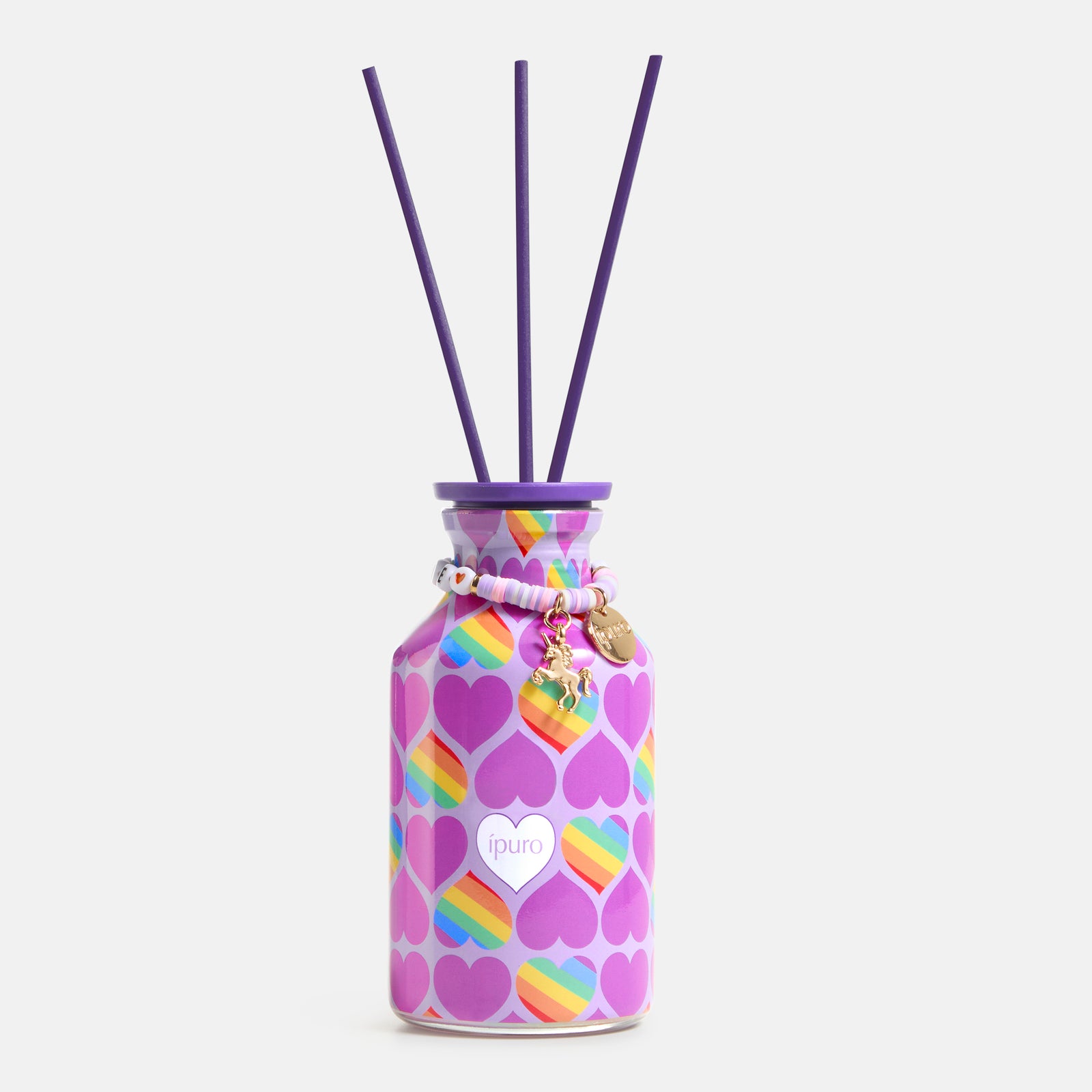 Der LIMITED EDITION ipuro vibrant love Raumduft 240ml ist ein dekorativer Diffusor mit lila Stäbchen, einer rosa Flasche mit Regenbogenherzen, fruchtigen Duftnoten und einem Perlenarmband. Die Marke ipuro ist auf der Vorderseite abgebildet.