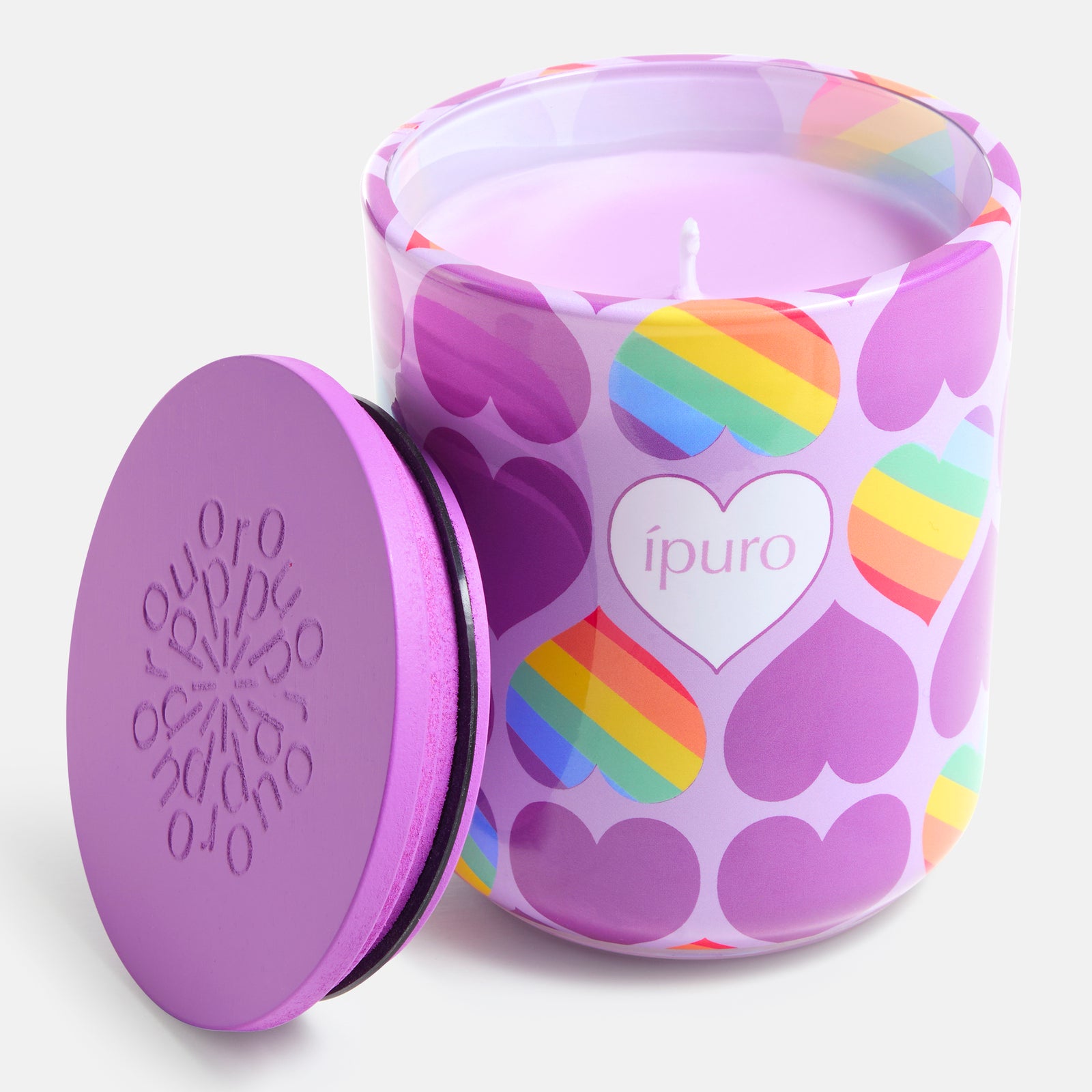 Die LIMITED EDITION ipuro vibrant love Kerze 270g von ipuro ist eine lilafarbene Duftkerze mit einem Deckel, der mit regenbogengestreiften Herzen und dem Wort "ipuro" in einem weißen Herz verziert ist und Ihren Raum mit einem fruchtigen Duft erfüllt.