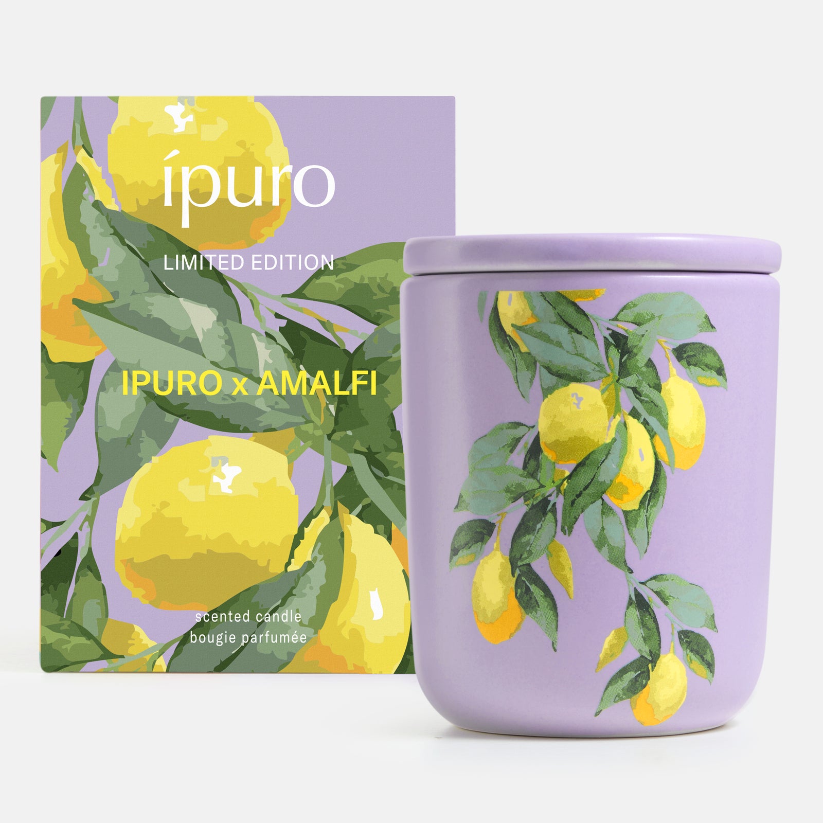 Die ipuro Duftkerze x Amalfi 270g, eine lavendelfarbene Kerze mit aufgemalten Zitronen und grünen Blättern, kommt in einer passenden Box. Inspiriert von der Amalfiküste Duft, verschmilzt sie Zitrusnoten mit subtilen floralen Akzenten.