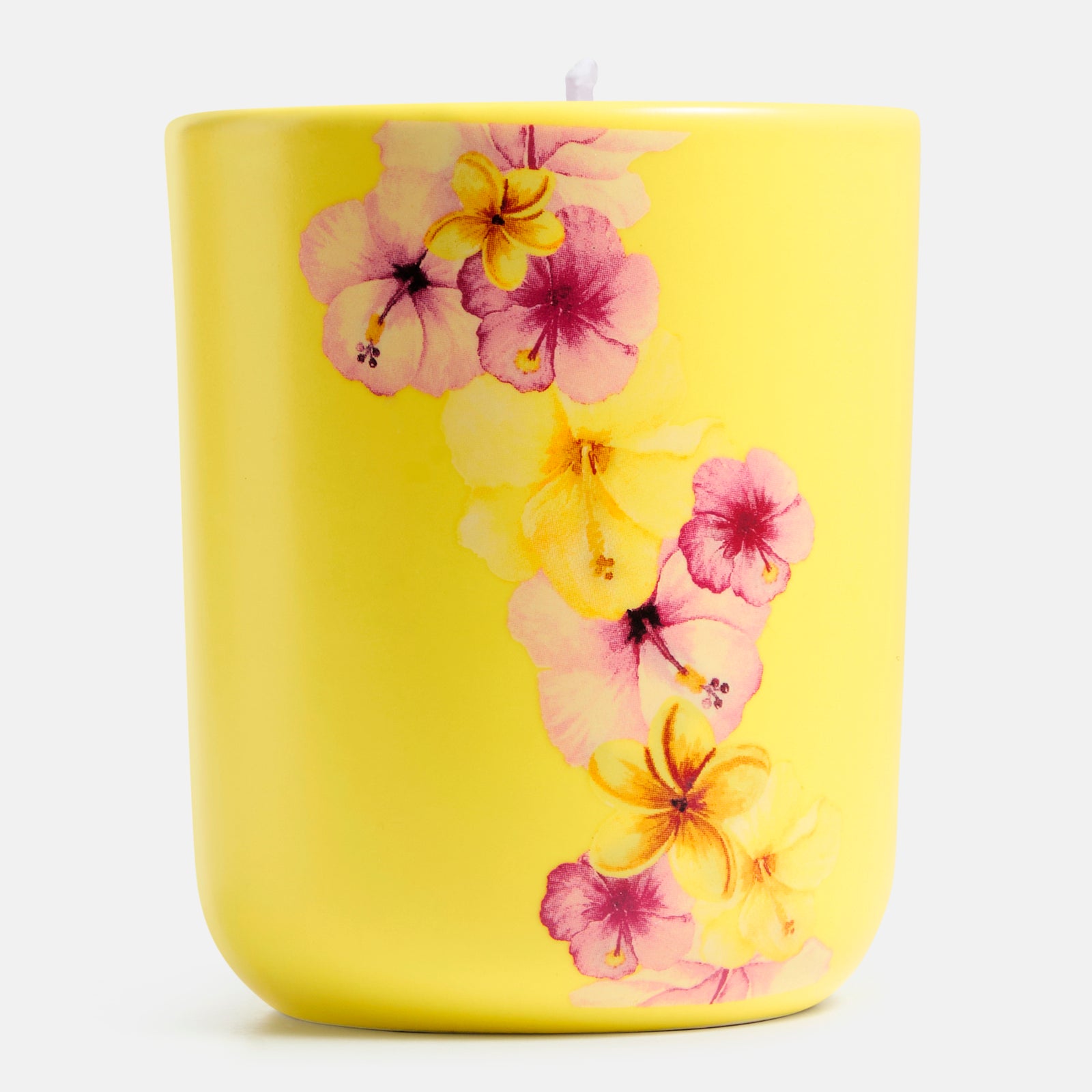Die ipuro Duftkerze x Hawaii 270 g zeigt einen gelben Behälter mit rosa und gelben Blüten, die diagonal verlaufen und von tropischen Blüten inspiriert sind. Ihr lebhaftes Design und der schlichte weiße Hintergrund fangen die Essenz von Hawaii Duft ein.