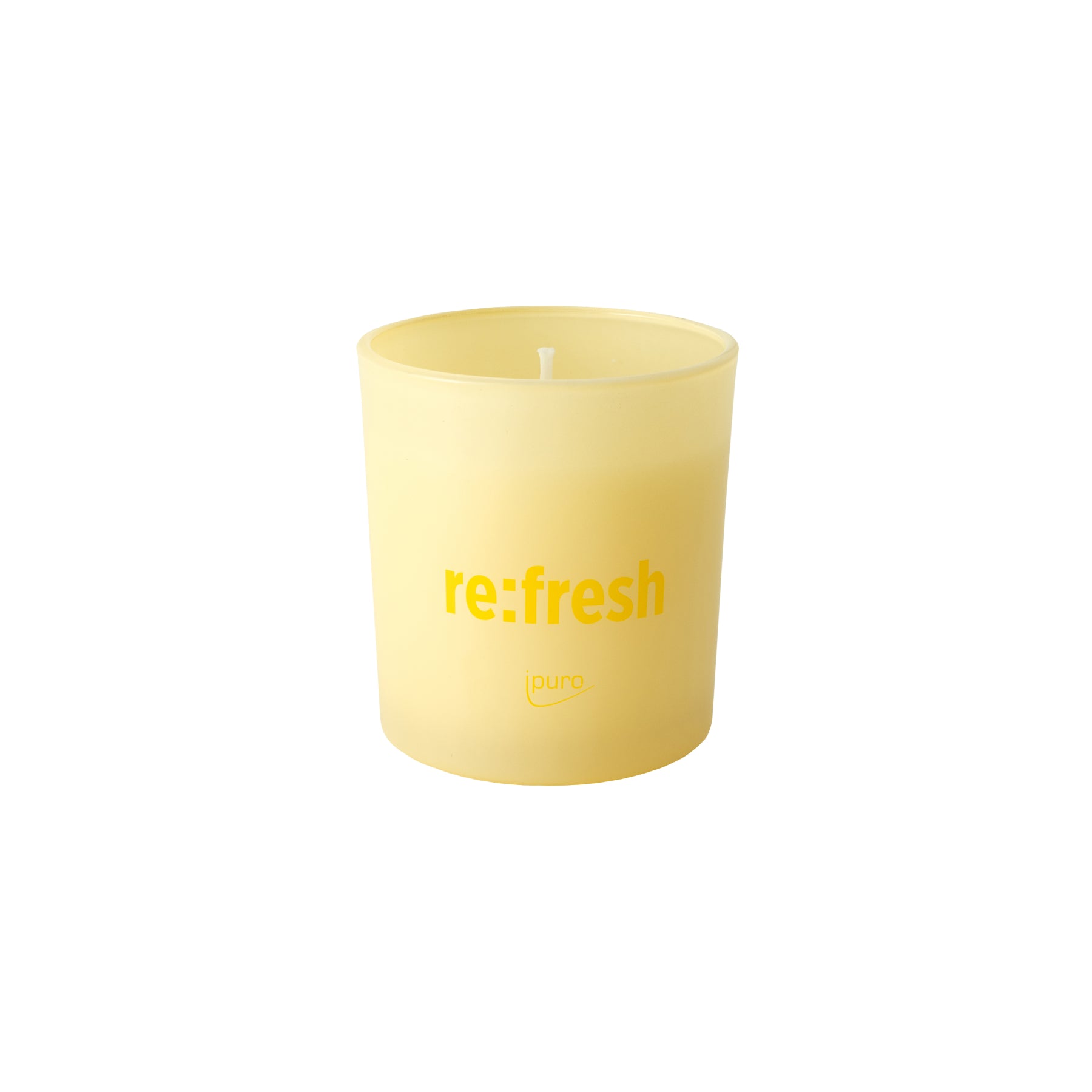 Die WE ARE: ipuro re:fresh Duftkerze ist eine gelbe Kerze in einem Milchglasbehälter mit dem Schriftzug "re:fresh" und dem Namen ipuro auf der Vorderseite. Sie bietet nachhaltige Frische und Duft aus recycelten Zitronenschalen.