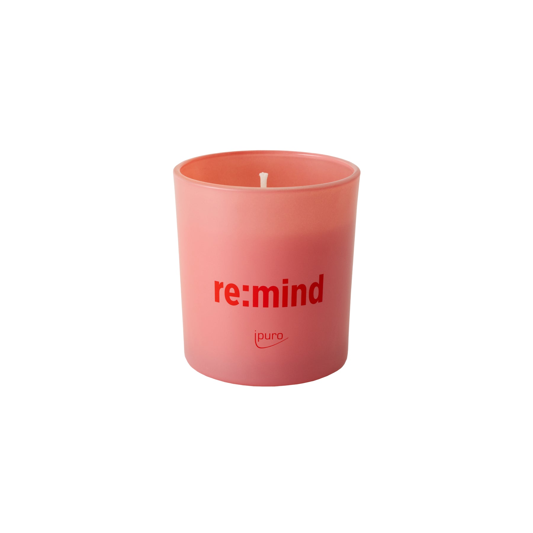 Die WE ARE: ipuro re:mind Duftkerze von ipuro ist eine rosa Milchglaskerze mit dem Schriftzug "re:mind" in kräftigem Rot, dem ipuro-Logo darunter und einem frischen Grapefruit-Duft auf weißem Hintergrund.