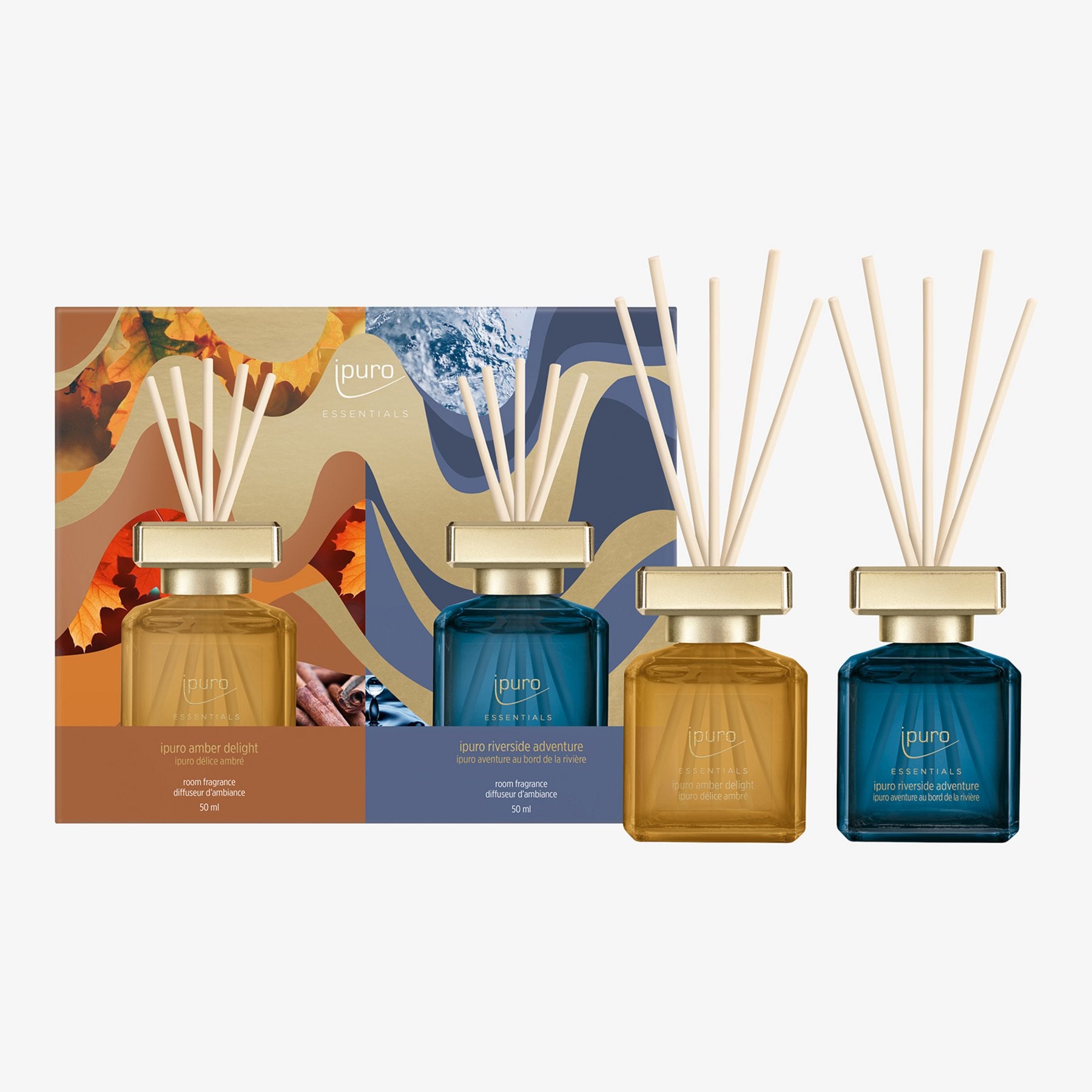 Das ipuro ESSENTIALS Amber Delight & Riverside Adventure Raumduft-Set besteht aus drei Diffusoren in den Farben Bernstein, Blau und Gold mit goldenen Kappen und weißen Schilfrohren vor einem lebhaften, abstrakten Hintergrund - ideal für Fans von ipuro amber delight.