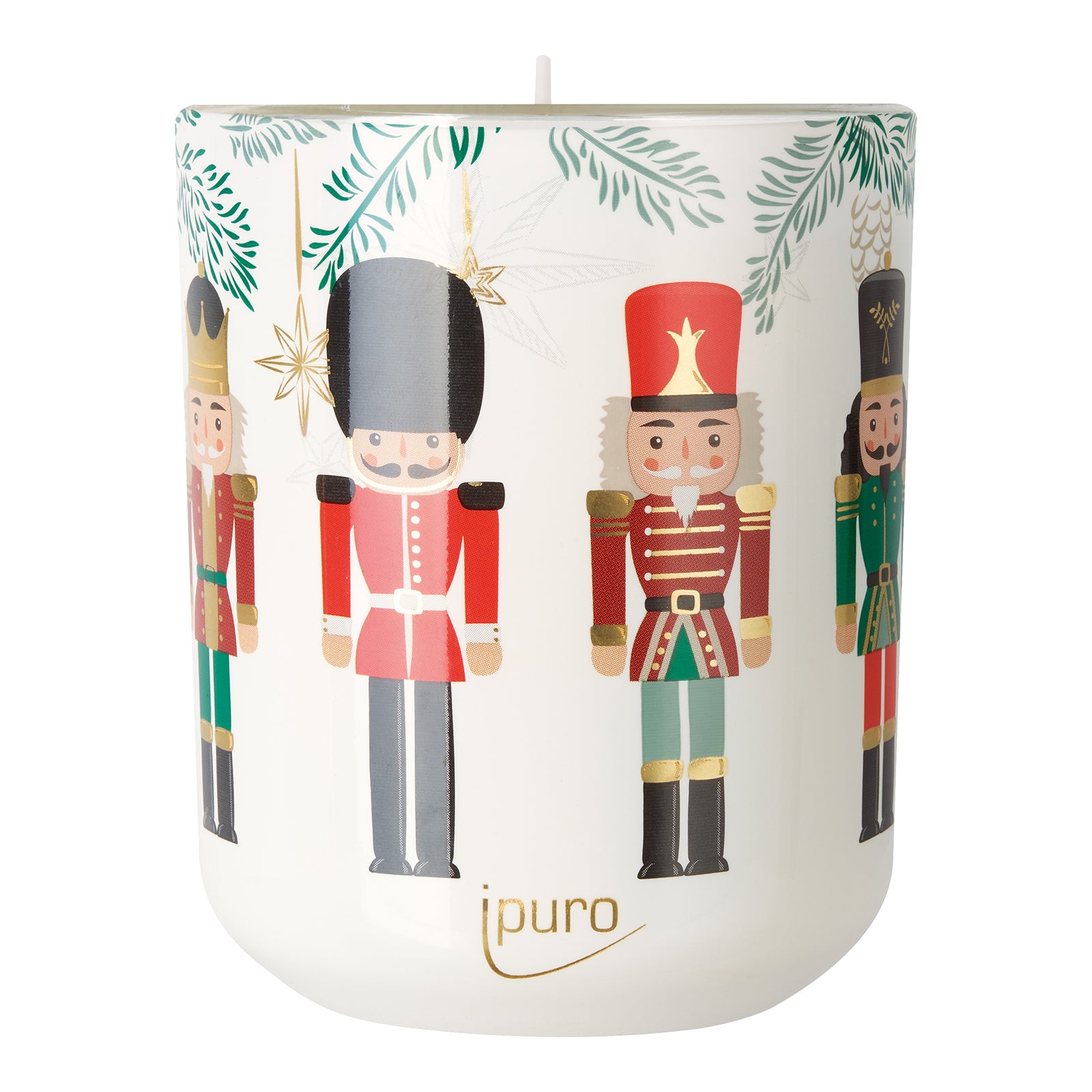 Die LIMITED EDITION ipuro finest season Duftkerze von ipuro zeigt einen weißen Halter mit vier bunten Nussknacker-Soldaten, grünen Tannenzweigen und einem goldenen Logo und verströmt einen fruchtig-würzigen Duft mit dezenten Zedernholznoten.