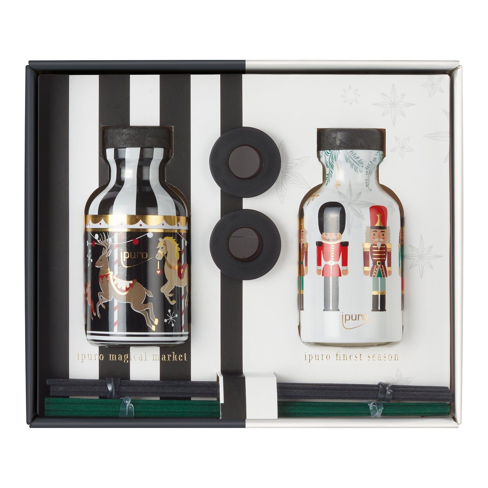 Das LIMITED EDITION ipuro finest season & magical market Geschenk-Set enthält zwei festliche ipuro Diffusoröle (Vanille und fruchtig-würziger Duft), schwarze Stäbchen, Flaschenverschlüsse, in einer gestreiften, sterngemusterten Weihnachtsmarkt-inspirierten Box.