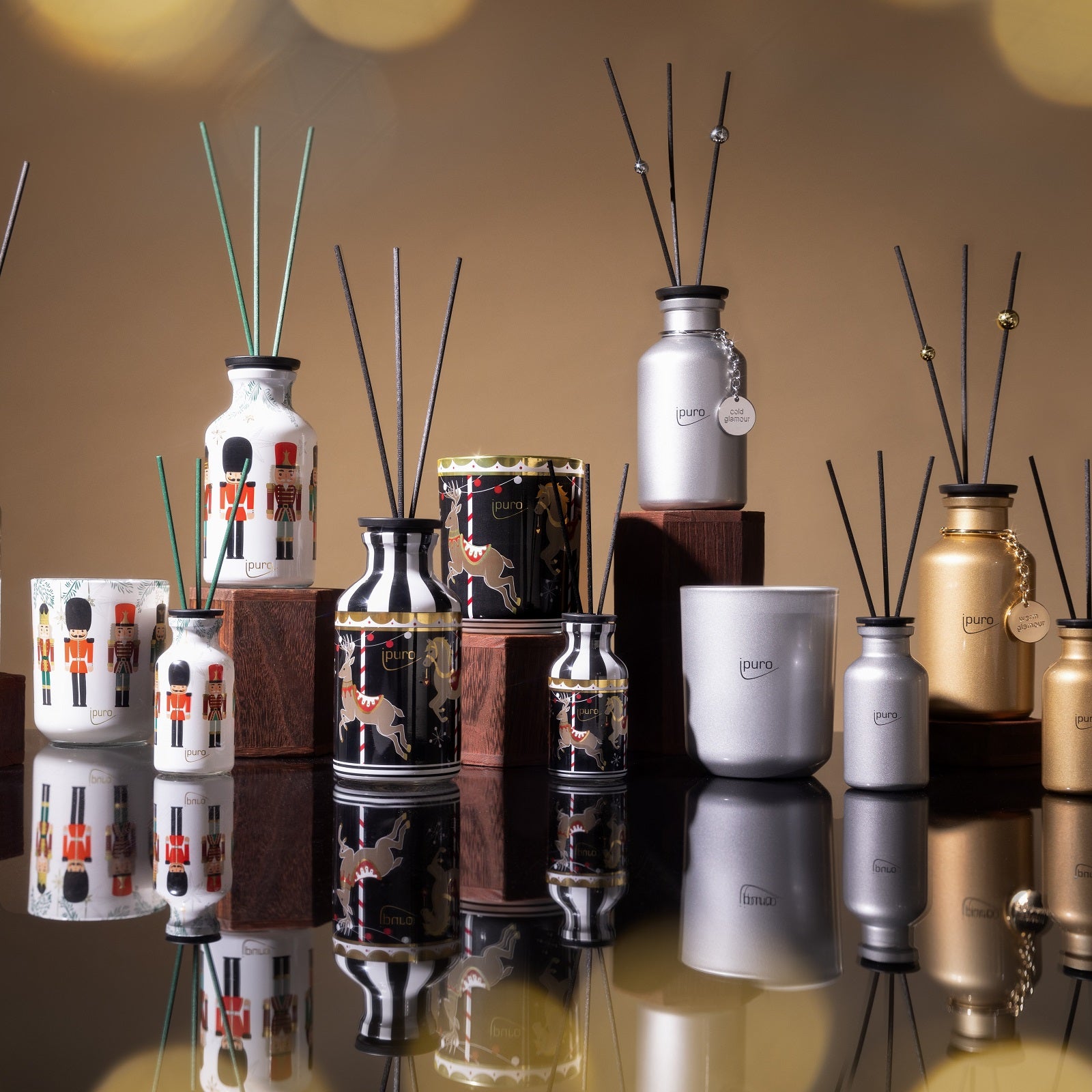 Das LIMITED EDITION ipuro finest season & magical market Geschenk-Set von ipuro bietet dekorative Diffusoren und Kerzen in eleganten Gläsern mit goldenen, silbernen, schwarzen und weißen Motiven, die mit ihren festlichen Düften perfekt für den Weihnachtsmarkt geeignet sind.
