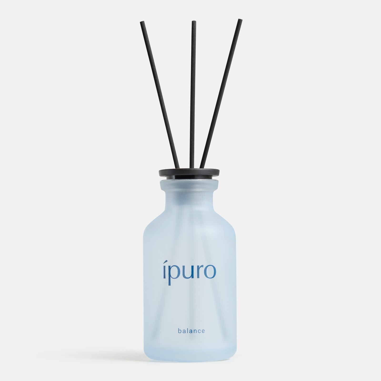 Eine mattierte hellblaue ipuro balance Raumduftflasche von ipuro mit drei schwarzen Schilfrohren sorgt für luftig-maritime Noten für Ruhe und Leichtigkeit, abgebildet auf einem schlichten weißen Hintergrund.