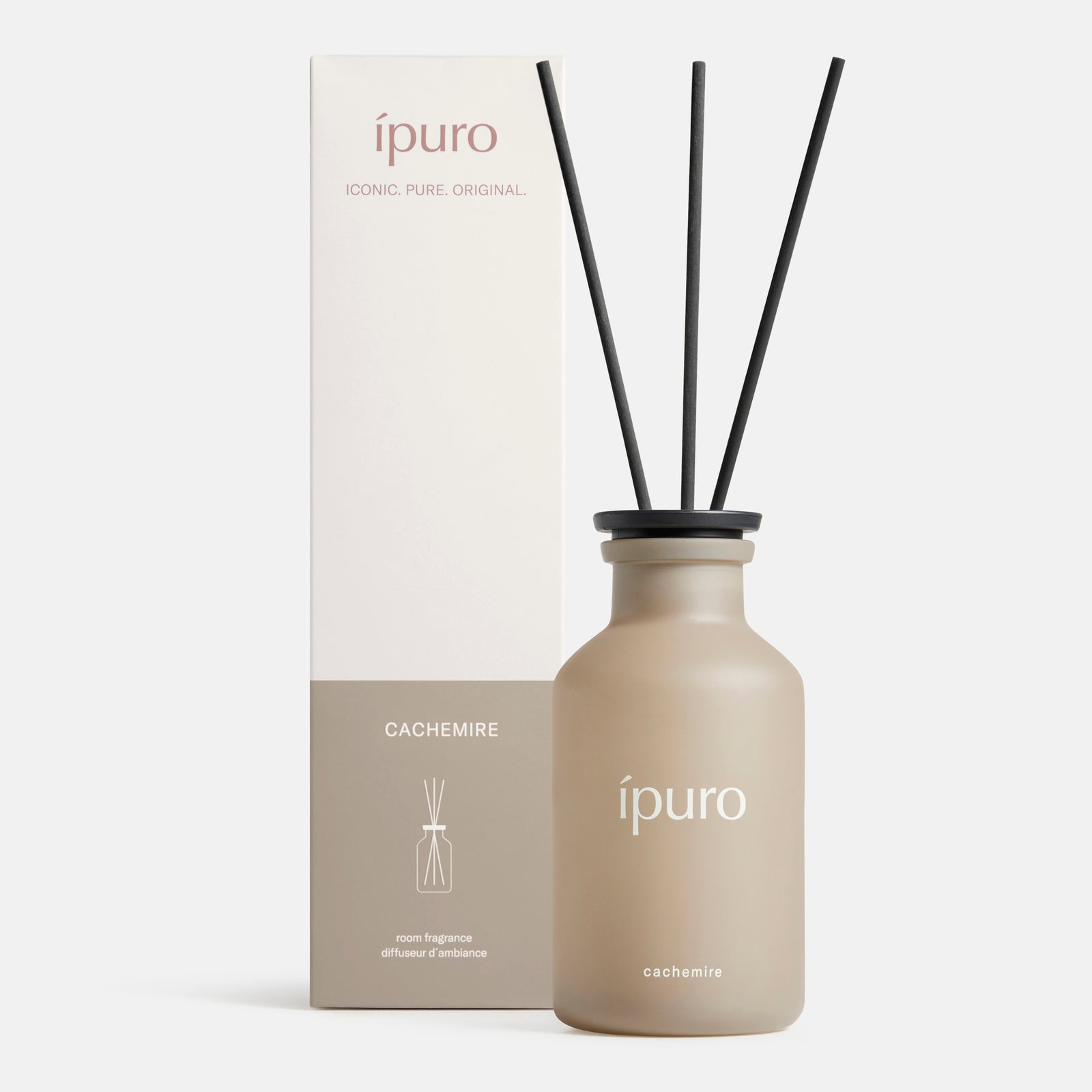 Der ipuro Raumduft ipuro cachemire in Beige mit drei schwarzen Schilfrohren und einer minimalistischen Verpackung enthält Noten von Johannisbeere, Rose und Zedernholz für einen raffinierten Duft.