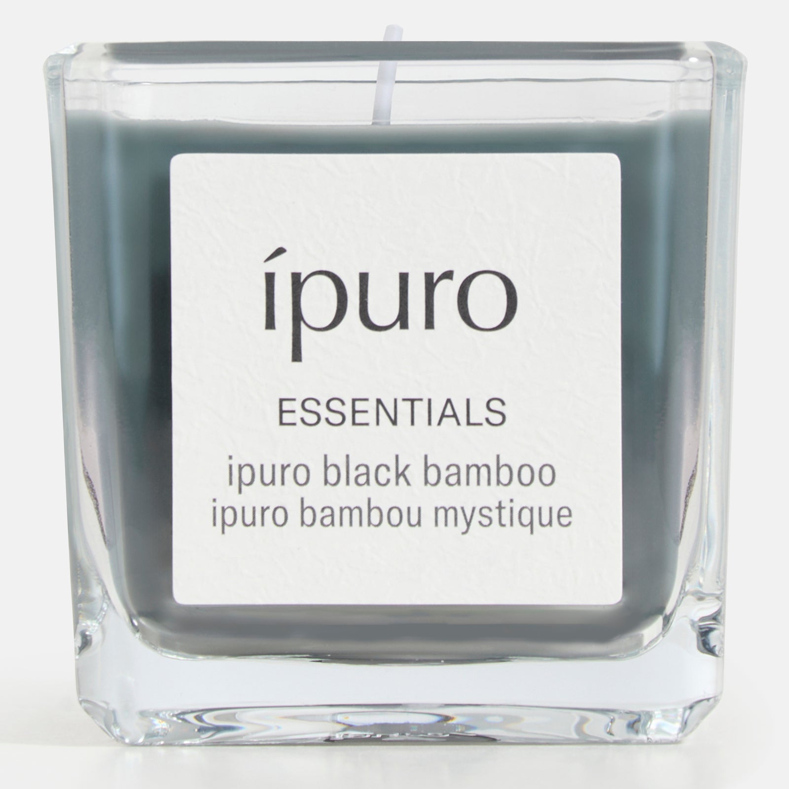 Die ipuro Duftkerze black bamboo ist eine quadratische Glaskerze mit dunklem Wachs und weißem Etikett, die einen frischen Duft mit holzigen Nuancen und grüner Frische bietet.