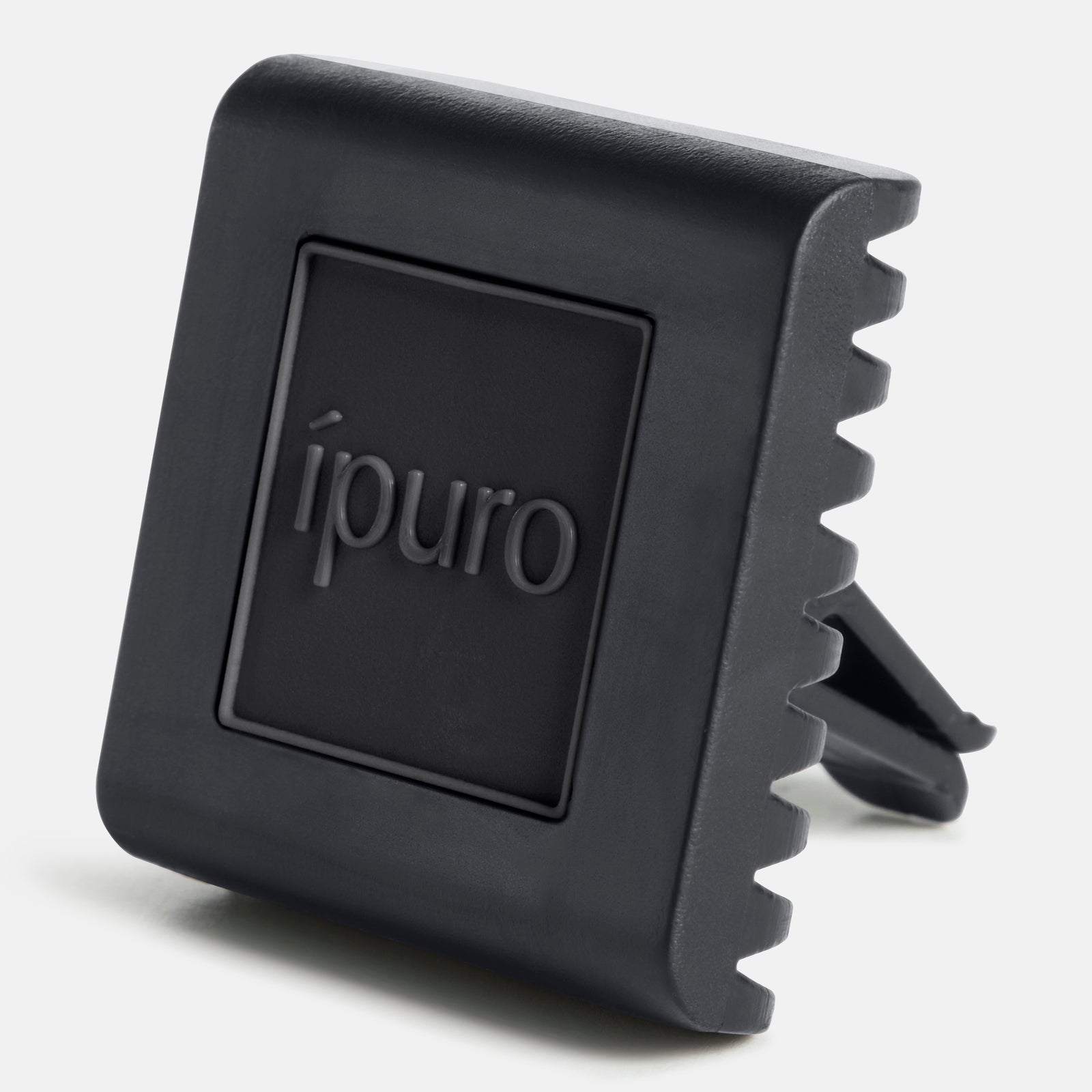 Der ipuro Autoduft black bamboo ist ein schwarzer, quadratischer Lufterfrischer mit geriffelten Kanten und einem Clip, geprägt mit dem ipuro-Logo, der grüne Frische und frischen Duft mit dezenter holziger Nuance freisetzt.