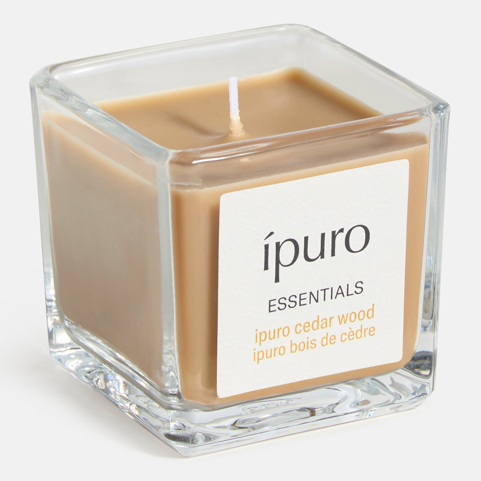 Die Duftkerze ipuro cedar wood von ipuro ist eine quadratische Glaskerze mit braunem Wachs und einem mehrsprachigen Etikett. Sie füllt Ihren Raum mit holzigen Noten und warmem Duft und schafft eine gemütliche Atmosphäre.