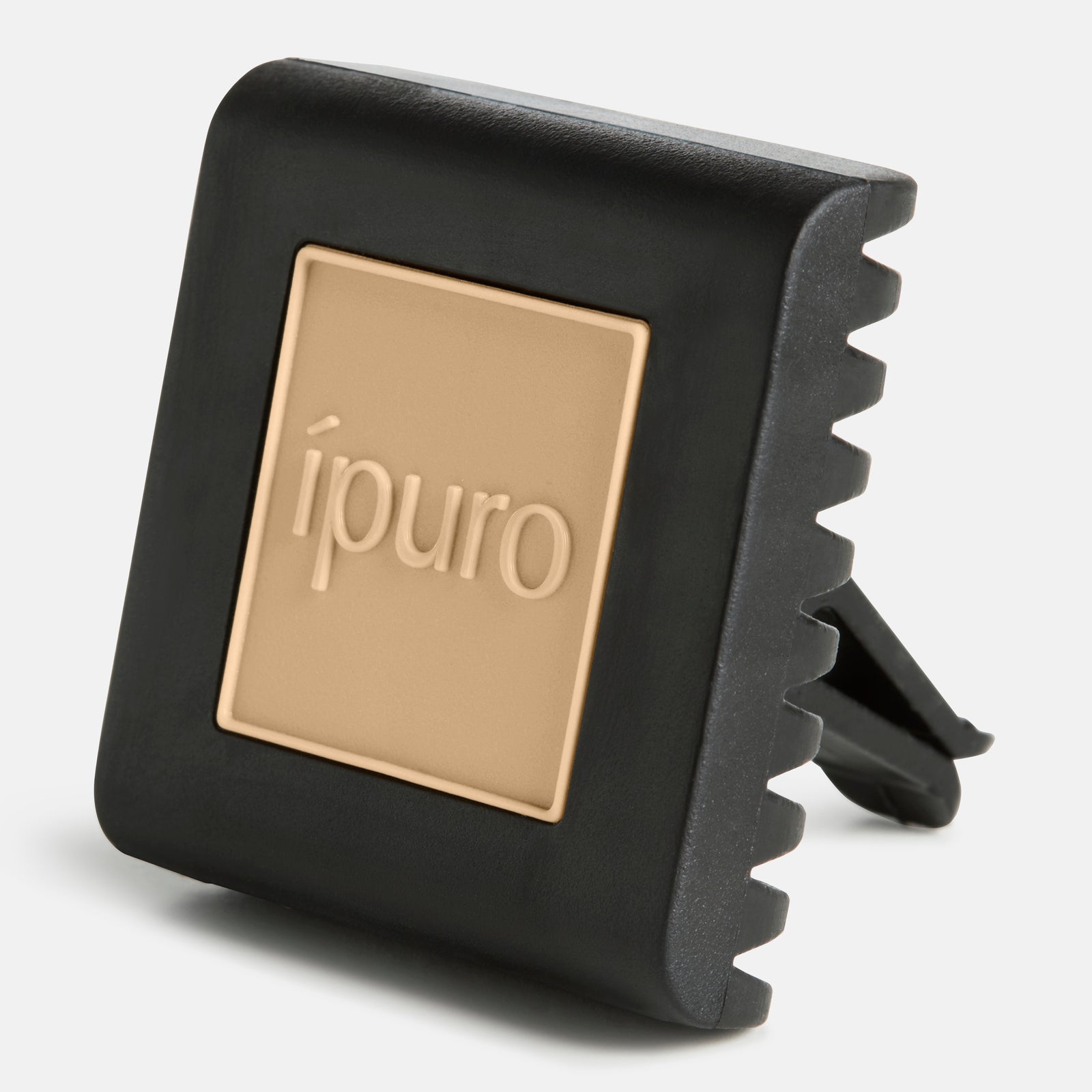 Der ipuro Autoduft Zedernholz ist ein schwarzer, quadratischer Lufterfrischer mit beiger Mitte und Lüftungsclip, der an den Lüftungsdüsen des Fahrzeugs befestigt wird und einen warmen Zedernholzduft in Ihrem Fahrzeug verbreitet.