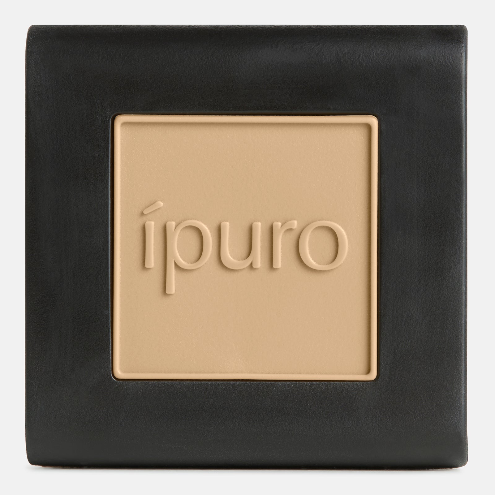 Ein quadratischer, schwarz gerahmter, beiger Lufterfrischer von ipuro mit dem Namen Autoduft ipuro cedar wood, der in der Mitte den Schriftzug "ipuro" trägt und einen warmen Zedernholzduft für gemütliche Eleganz bietet.
