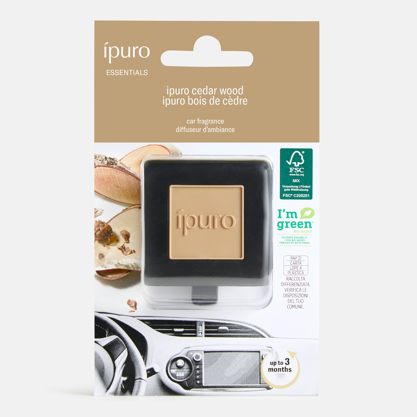 Das Bild zeigt einen verpackten ipuro Autoduft Zedernholz-Autoduftdiffusor. Die Verpackung zeigt den Markennamen, ein Holzbild, umweltfreundliche Etiketten und holziger Duft mit einem Foto vom Armaturenbrett, das den Diffusor auf einem Lüftungsschacht zeigt.