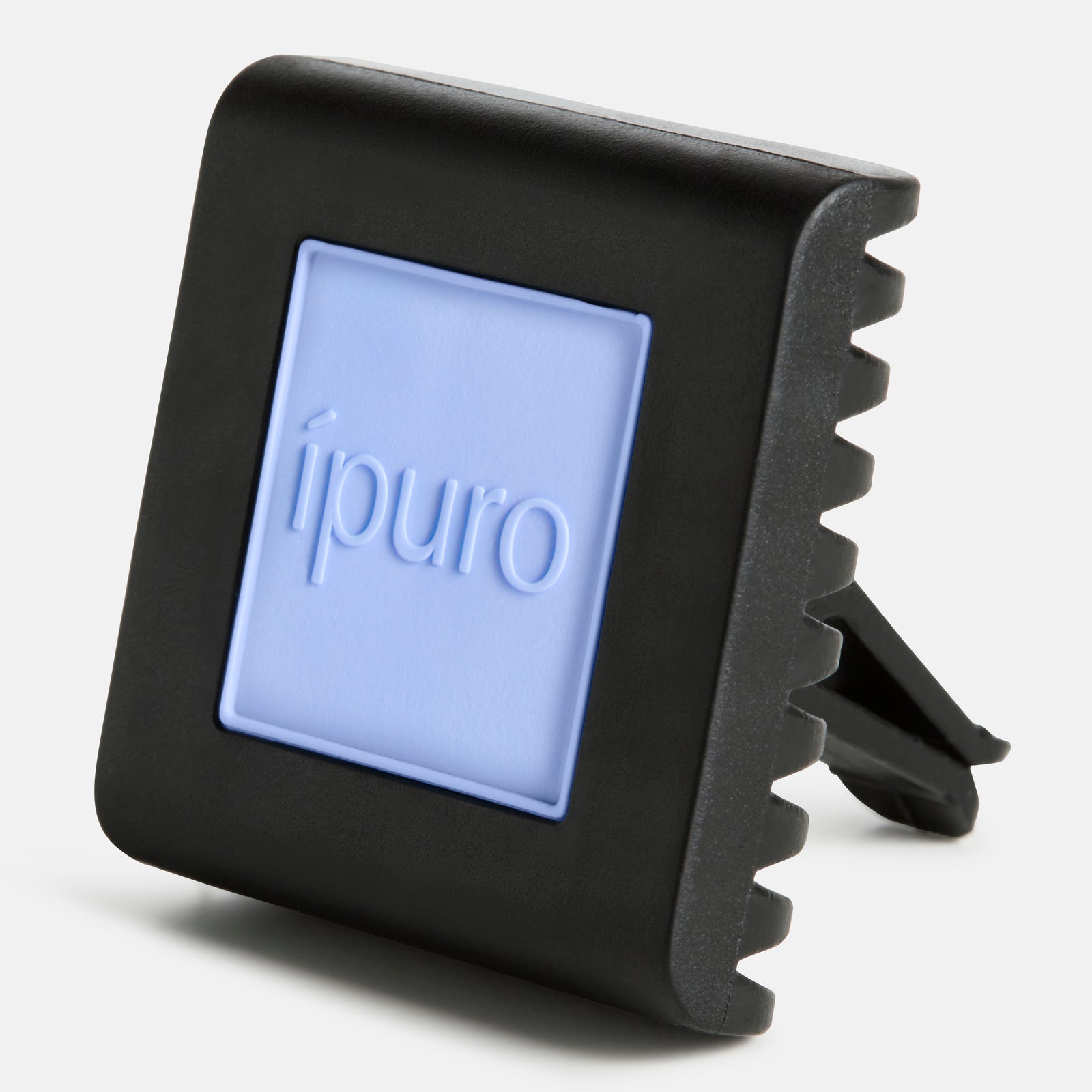 Die ipuro Autoduft-Baumwollfelder sind ein schwarzer, quadratischer Auto-Lüftungsclip mit hellblauem "ipuro"-Zentrum, der Ihr Auto mit einem subtilen, pudrigen Duft erfrischt.