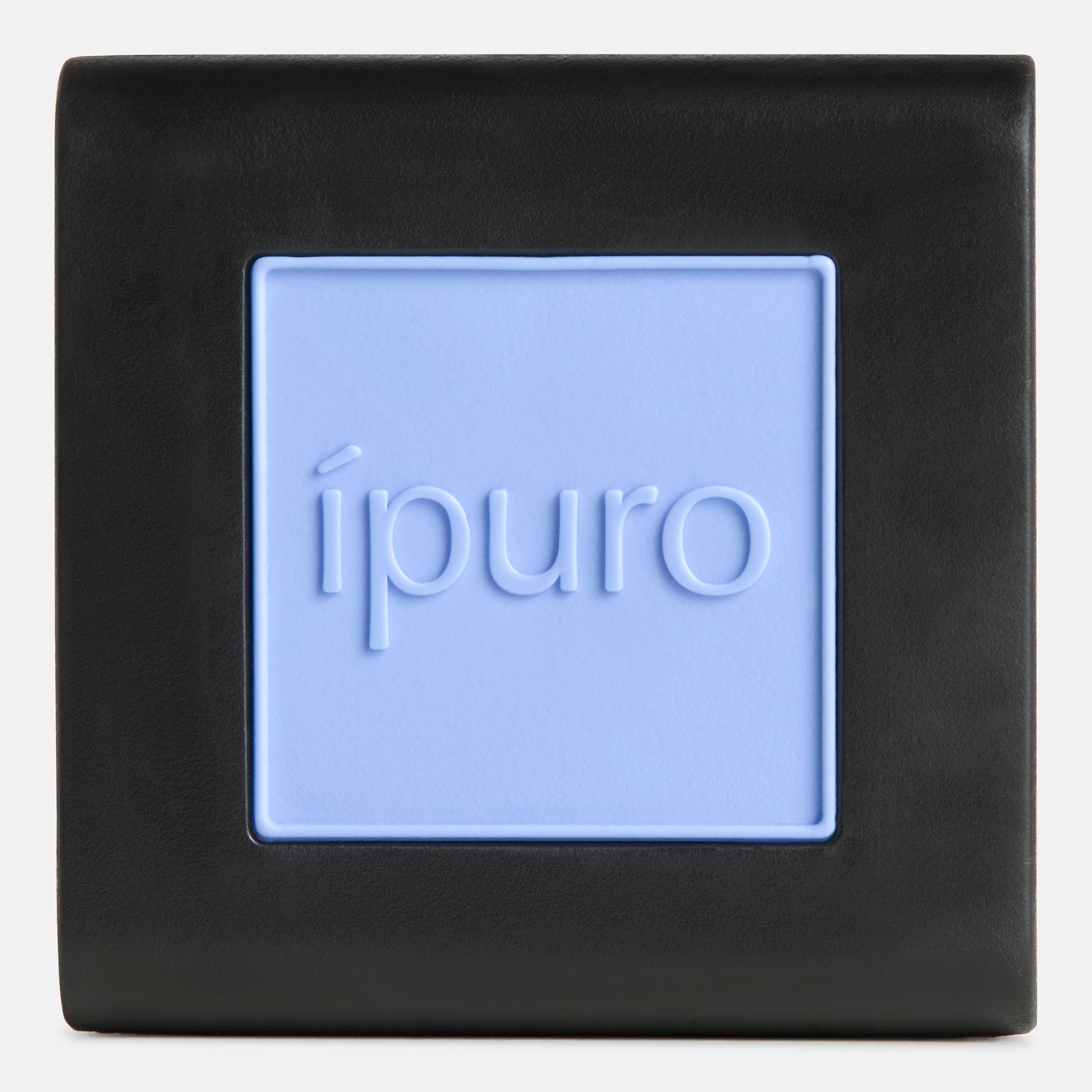 Die ipuro Autoduft-Baumwollfelder von ipuro sind ein schwarzer, quadratischer Behälter mit hellblauer, quadratischer Mitte und geprägtem Branding, ideal um Ihr Raumklima mit dezenten Pudrig- und Vanille-Noten aufzuwerten.