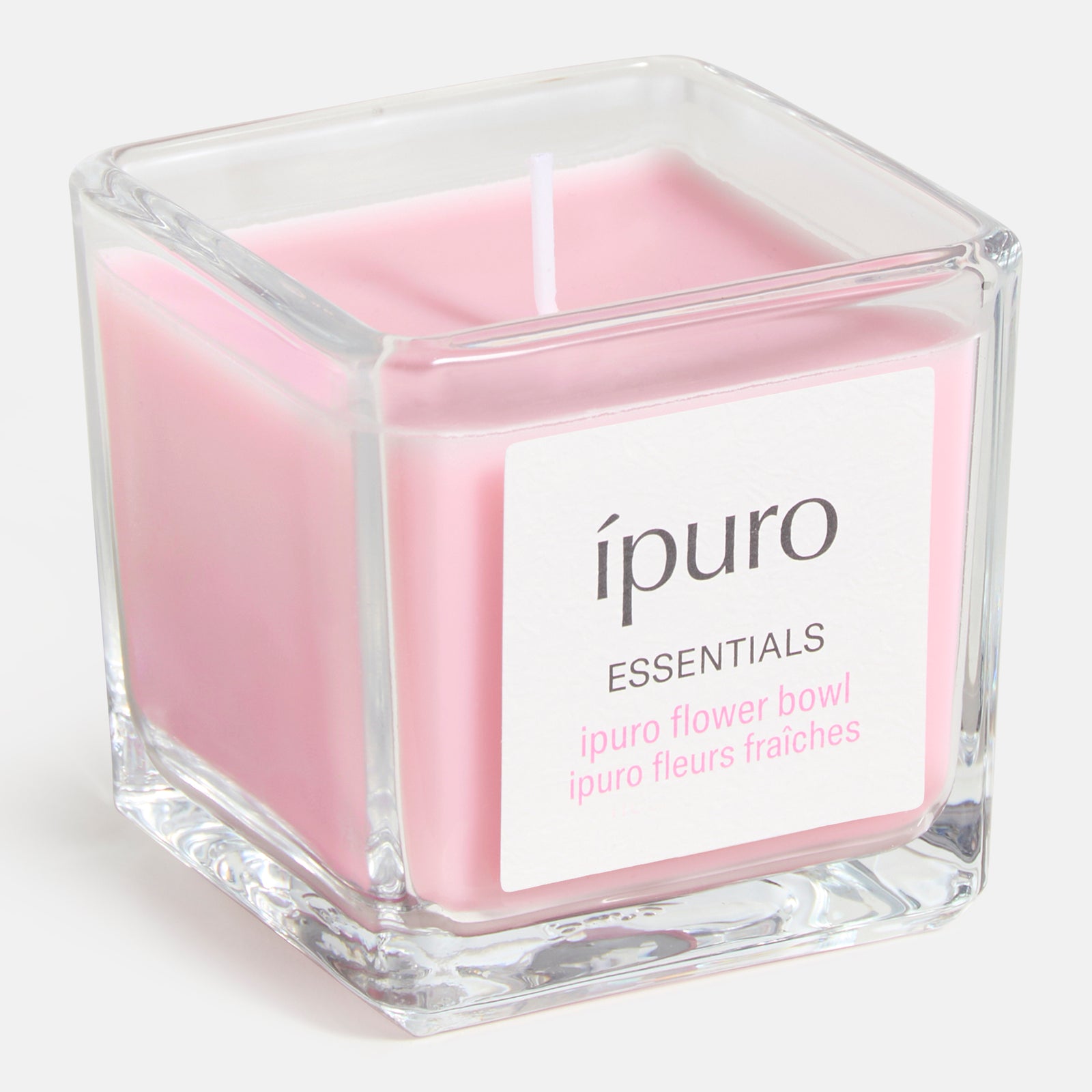 Die ipuro Duftkerze Blumenschale ist ein quadratischer Glas-Kerzenhalter mit einer rosa Kerze und weißem Docht, beschriftet von ipuro und bietet eine blumige Note für belebende Frische.