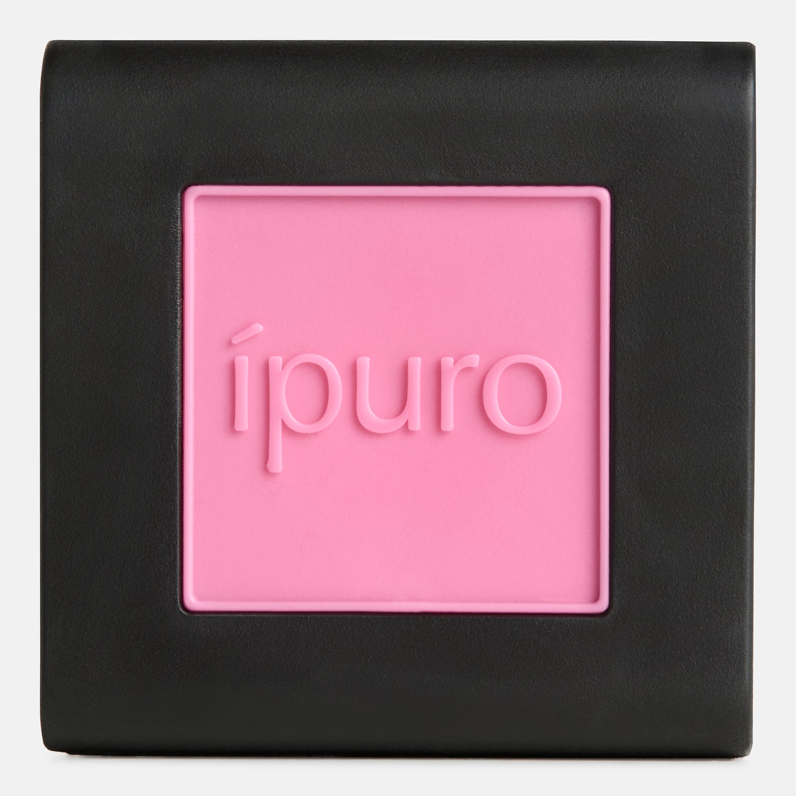 Die ipuro Autoduft-Blumenschale ist ein schwarzes, quadratisches Gefäß mit einer erhabenen, rosafarbenen Mitte, in die der Schriftzug ípuro" eingeprägt ist, der an blumige Noten und die Leichtigkeit der Sommerluft erinnert.