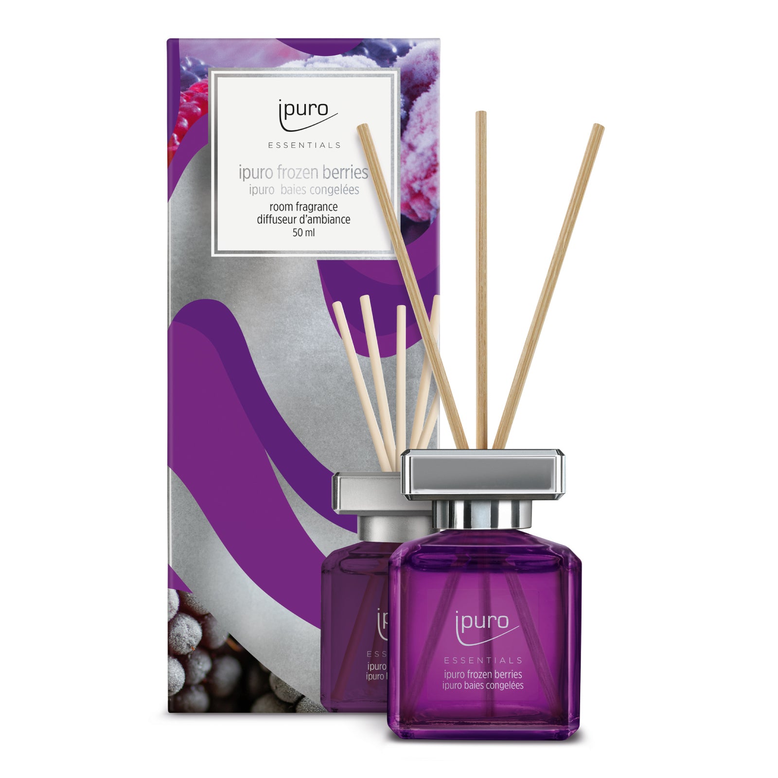 Ein violetter Glasflakon des ipuro Essentials frozen berries Reed Diffuser mit Stäbchen steht vor einer passenden violett-weißen Schachtel, die mit Beerenmotiven verziert ist. Die beiden ipuro-Produkte sind ordentlich angeordnet.