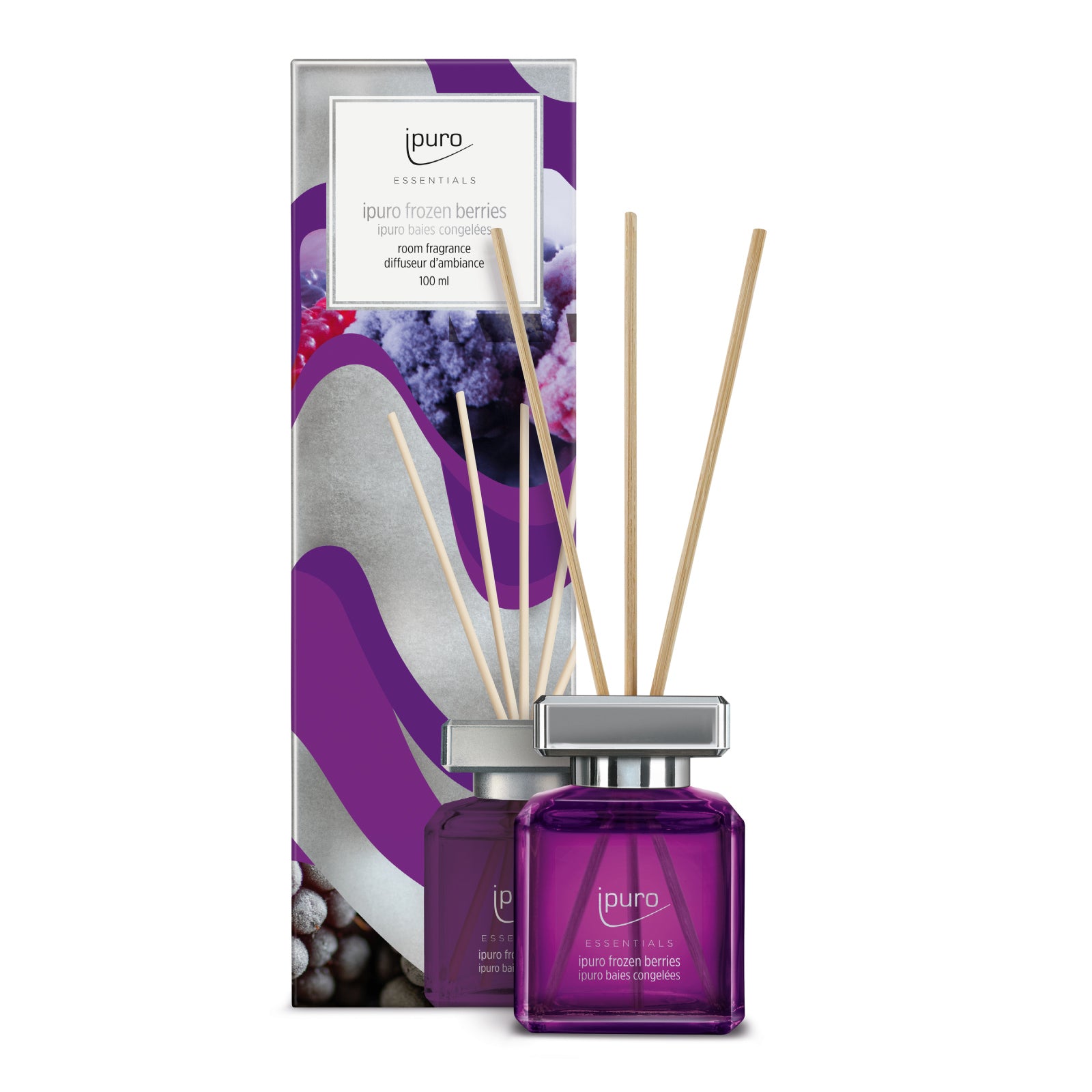 Ein lila Glas ipuro Essentials gefrorenen Beeren Reed Diffusor steht vor seiner passenden Box, mit lila und weißen Strudeln und Beeren Bilder verziert. Mehrere Holzblätter sind in die Flasche eingesetzt.