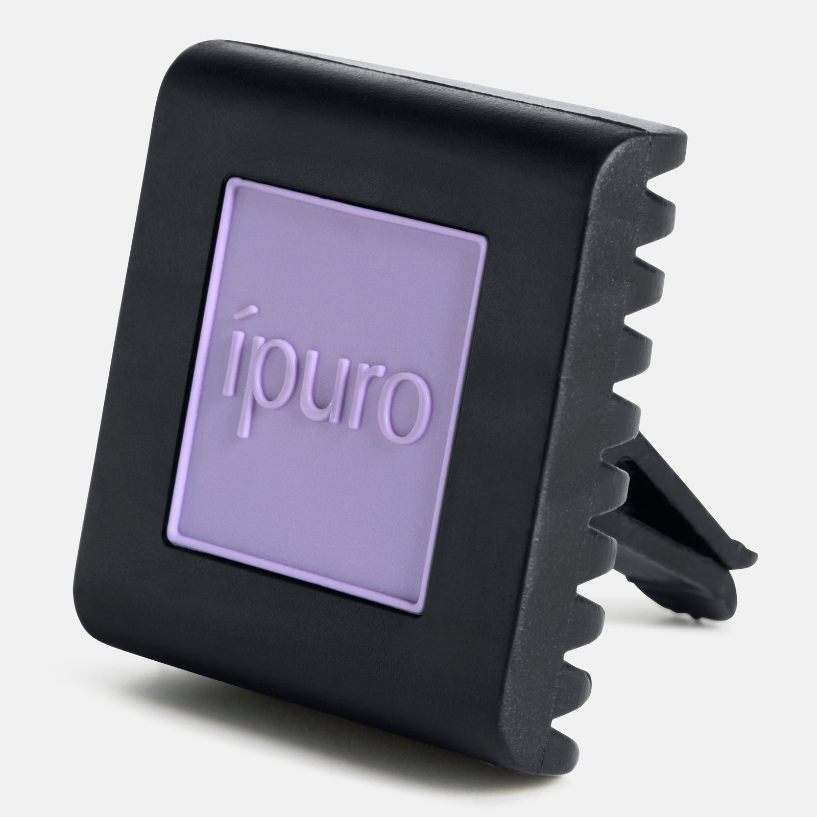 Der ipuro Autoduft lavender touch ist ein schwarz-violetter, quadratischer Lufterfrischer mit dem Schriftzug ipuro" auf der Vorderseite, der Ihr Fahrzeug mit einem entspannenden Lavendelduft erfüllt.