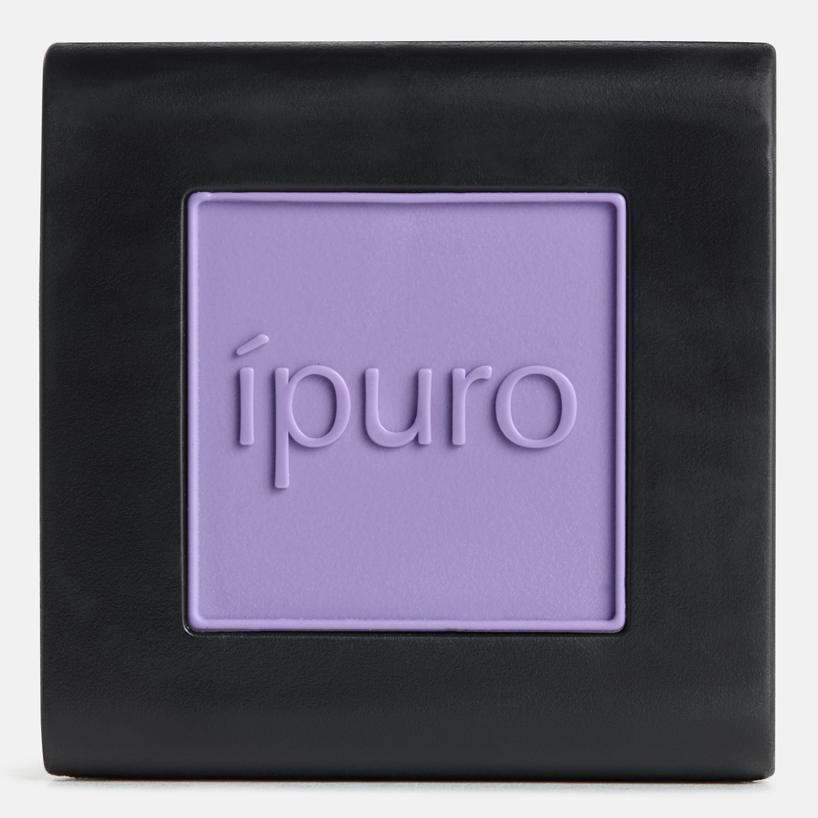 Ein quadratischer schwarzer Behälter mit einem erhabenen Lavendel in der Mitte und der Prägung "ipuro" in Kleinbuchstaben weist auf den beruhigenden Duft von Autoduft ipuro lavender touch von ipuro hin.
