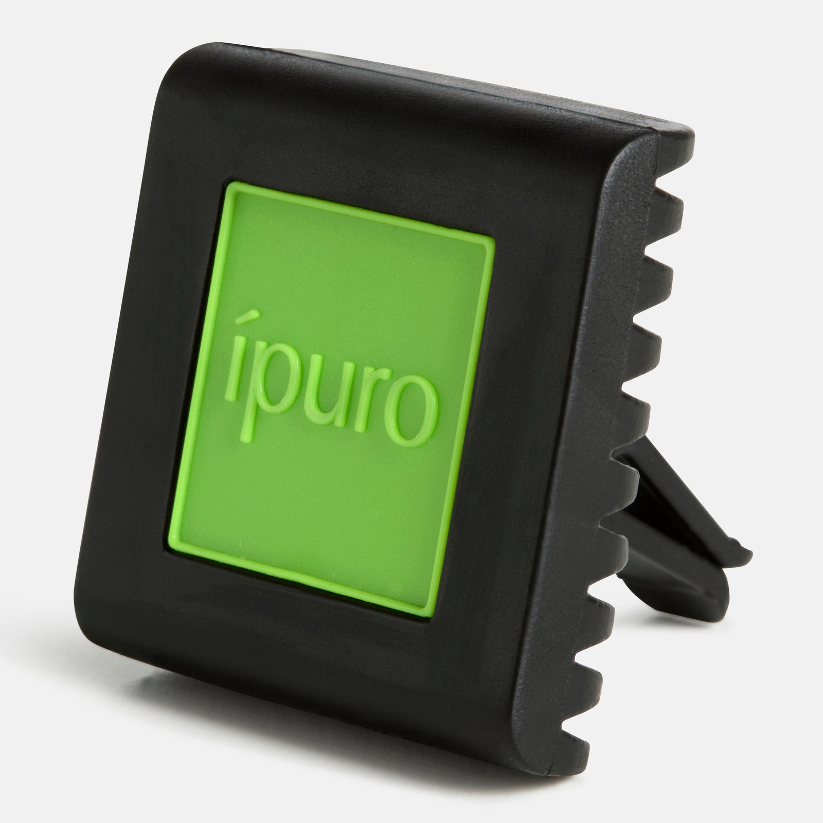 Der ipuro Autoduft lime light ist ein schwarzer, quadratischer Autolufterfrischer mit leuchtend grüner Mitte und weißem "ipuro"-Schriftzug, der an der Lüftungsöffnung befestigt werden kann und die Fahrt mit Frische und dem lebendigen Duft von Zitronengras erfüllt.