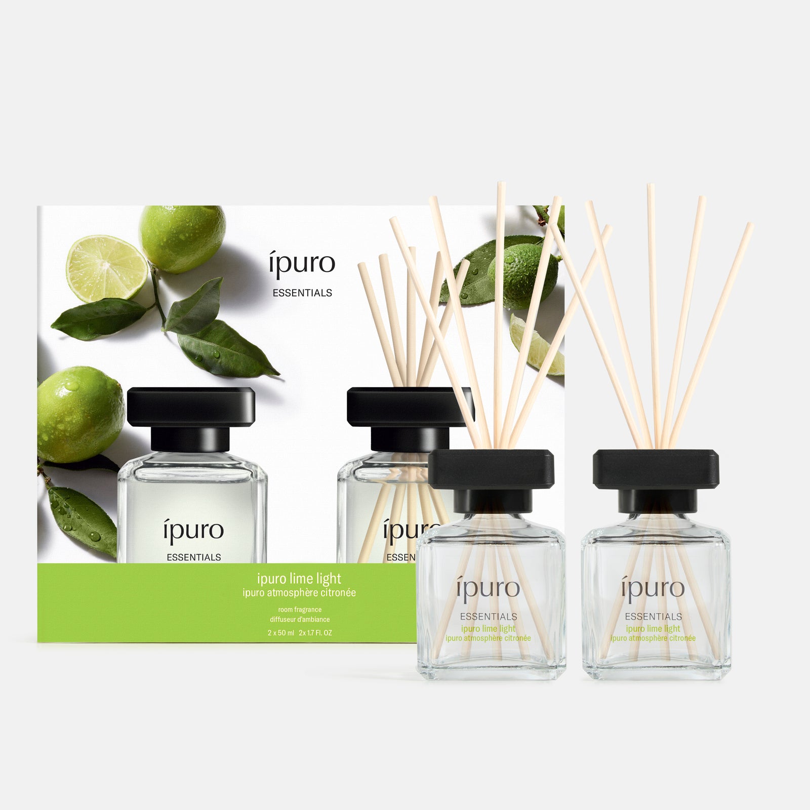 Drei Glasschilfdiffusoren mit schwarzen Kappen und Holzstäben sitzen vor einer passenden Box mit Limetten- und Blattmotiven. Auf dem Etikett steht "ipuro lime light" von der Marke ipuro Raumduft-Set, die jedem Raum Frische und Wohlbefinden verleiht.
