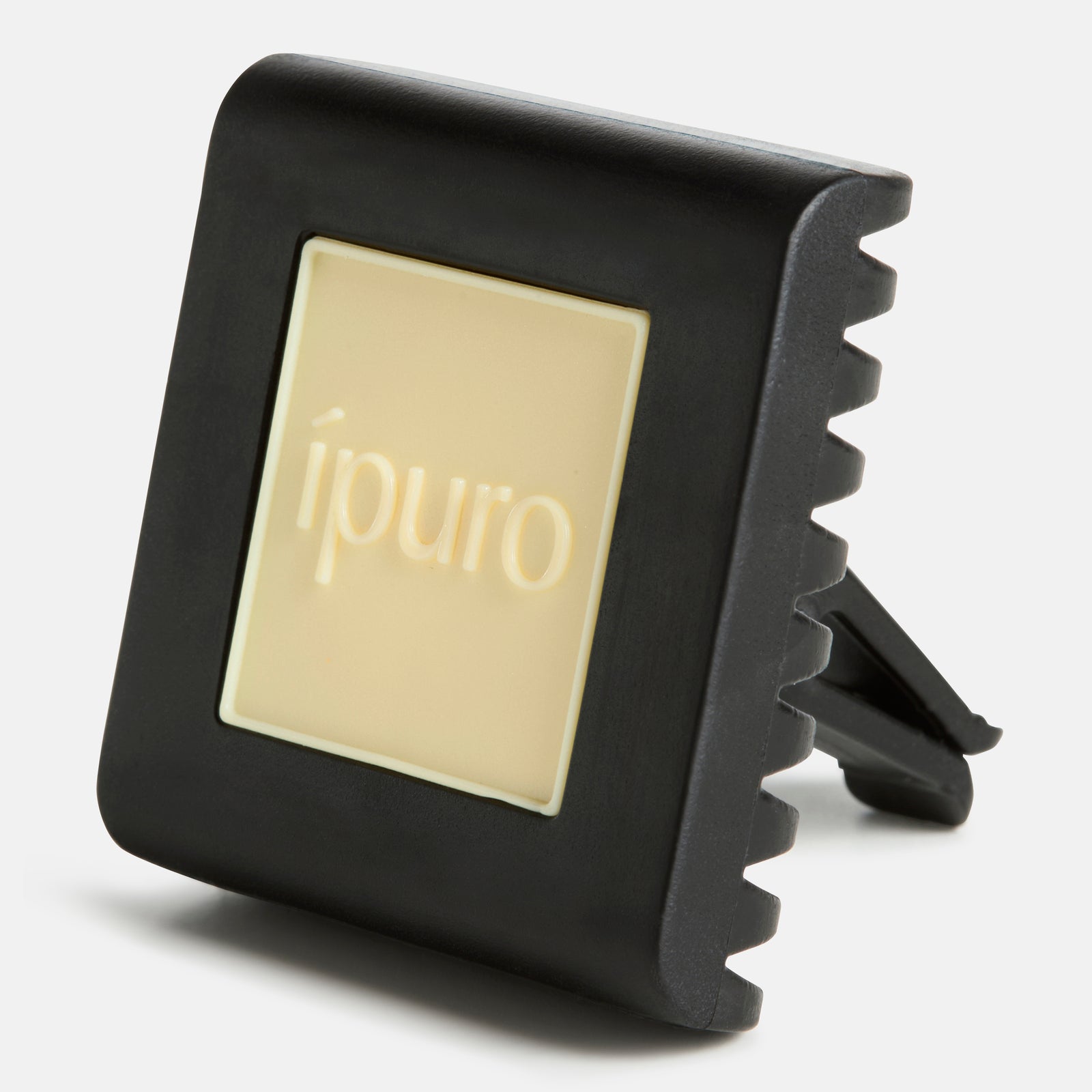 Der ipuro Autoduft soft vanilla ist ein schwarzer, quadratischer Lufterfrischer mit einer beigen Mitte, auf der "ipuro" eingeprägt ist. Er lässt sich an Oberflächen befestigen und vermischt warme Sandelholz- und sanfte Vanillenoten zu einem einladenden Duft.