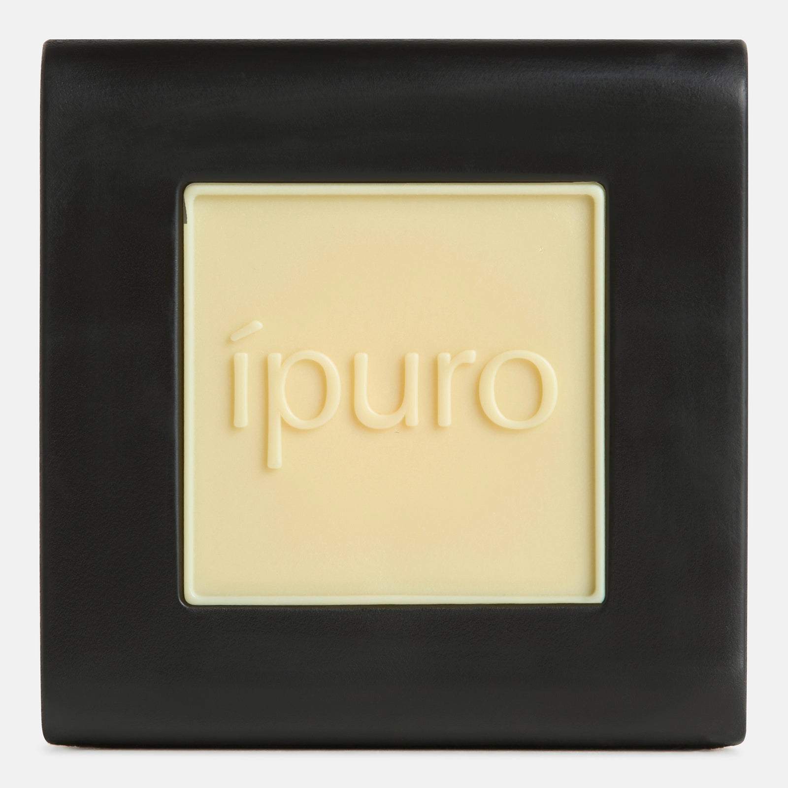 Der ipuro Autoduft soft vanilla ist ein quadratischer schwarzer Lufterfrischer mit einem cremefarbenen Kern und dem eingeprägten Schriftzug ipuro", der dezente Vanillenoten und warmes Sandelholz bietet.