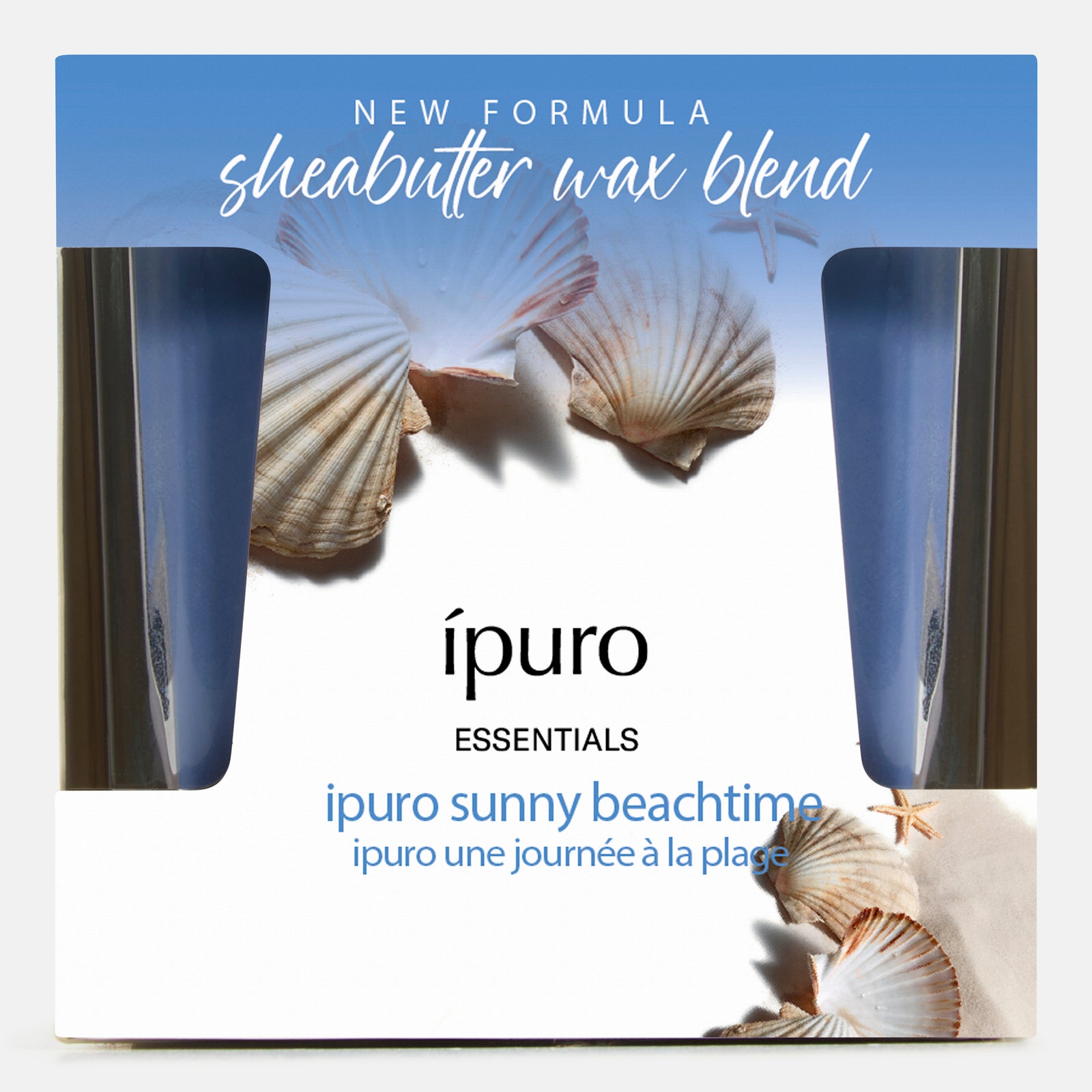 Die Duftkerze ipuro sunny beachtime von ipuro enthält eine Sheabutter-Wachsmischung, die Sommer, Sonne und Strand einfängt, und ist mit Muscheln auf weißem und blauem Hintergrund verziert.