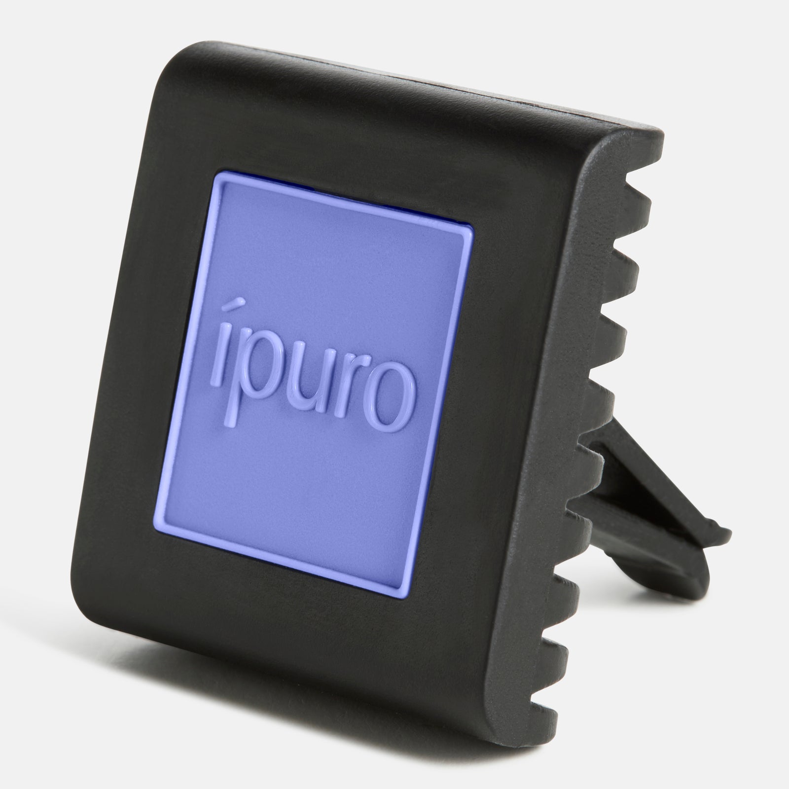 Ein schwarzer, quadratischer Auto-Lufterfrischer von ipuro mit einem blauen Mittelteil mit der Aufschrift "ipuro" und einem Lüftungsclip - Autoduft ipuro sunny beachtime bringt den Duft des Sommers in jede Autofahrt.