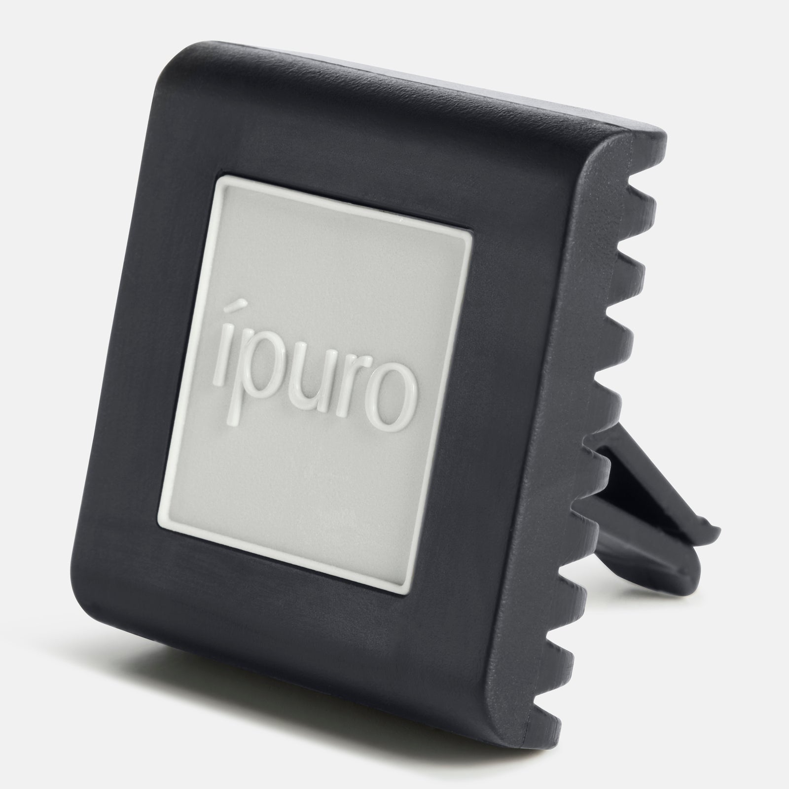 Der ipuro Autoduft weiße Lilie ist ein schwarz-grauer, quadratischer Lufterfrischer-Clip für die Lüftungsöffnungen im Auto, der mit der Marke ipuro beschriftet ist, ein blumiges Dufterlebnis bietet und auf einem weißen Hintergrund steht.