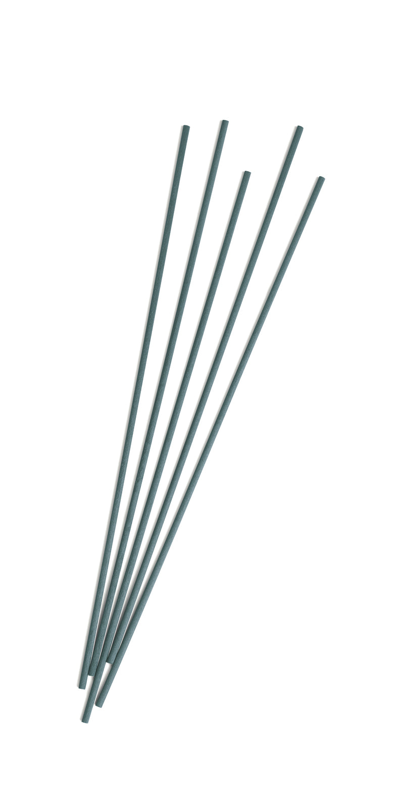 Fünf graue ipuro salbei sublime Sticks für 240ml in einem aufgefächerten Muster auf weißem Hintergrund angeordnet.