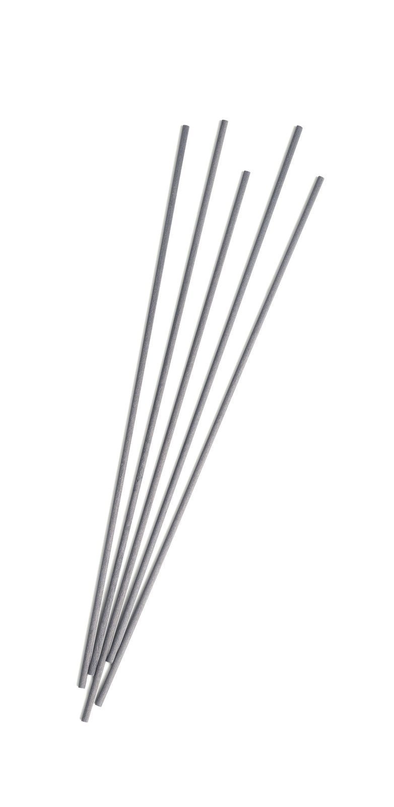 Fünf schlanke, gerade ipuro thé epicé Sticks für 240ml von ipuro sind in einem aufgefächerten Muster auf weißem Hintergrund angeordnet, perfekt für den Einsatz in Diffusoren und zum einfachen Nachfüllen.