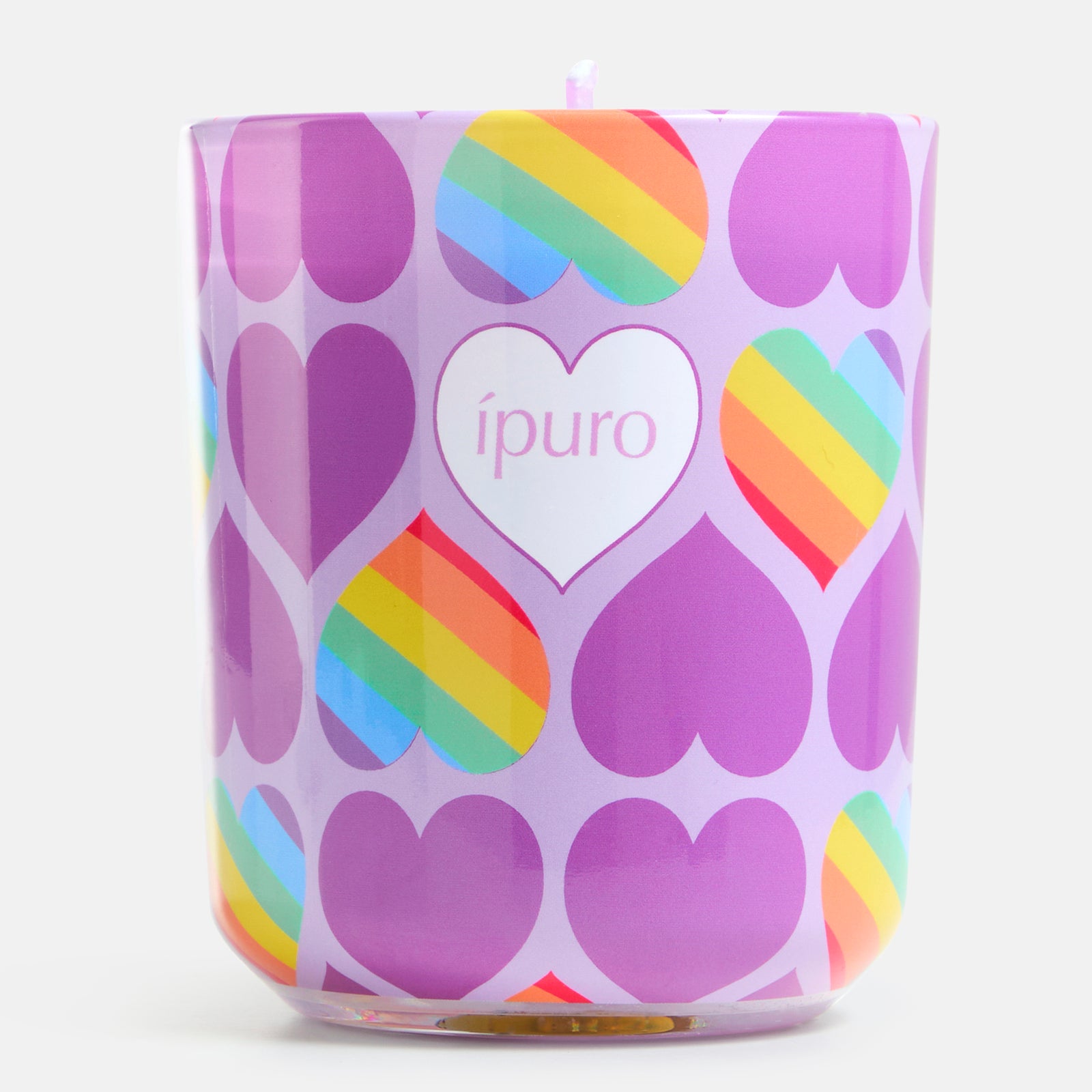 Die LIMITED EDITION ipuro vibrant love Kerze 270g von ipuro besteht aus einem lavendelfarbenen Halter, der mit lila und regenbogenfarbenen Herzen verziert ist, sowie dem Wort "ípuro" in einem weißen Herz, das einen fruchtigen Duft mit weichen Moschusnoten verströmt.